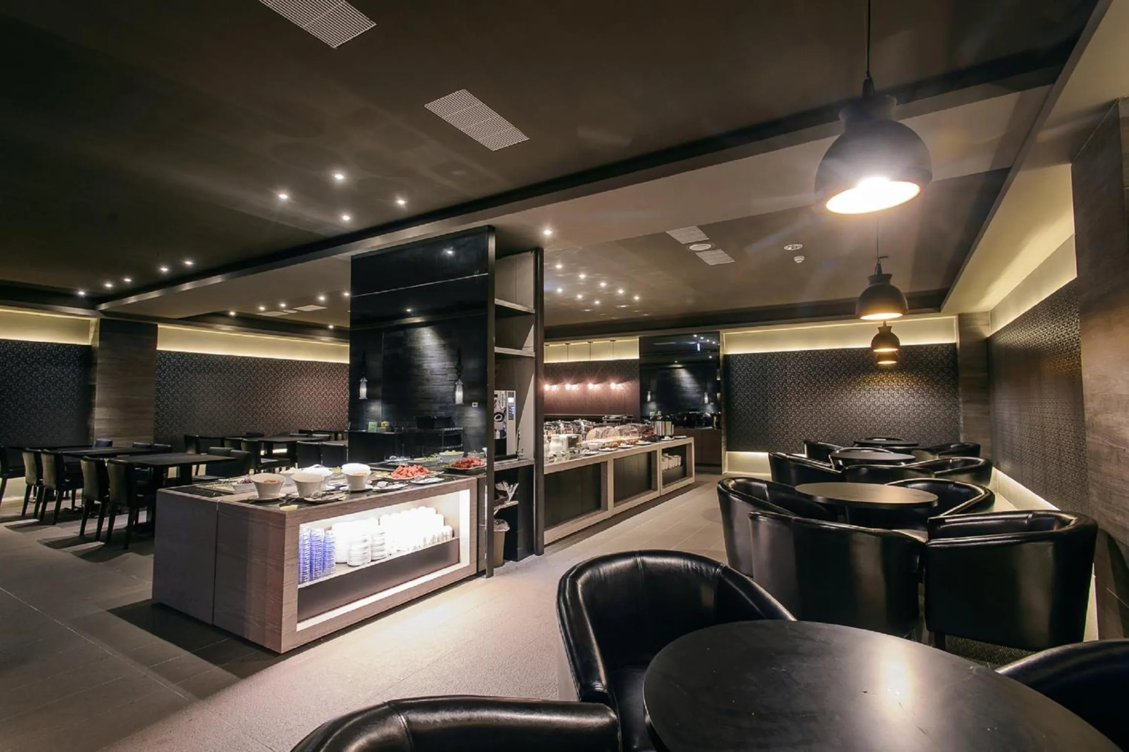 Restaurant/places to eat in Kiwi Express Hotel - Jiuru Rd