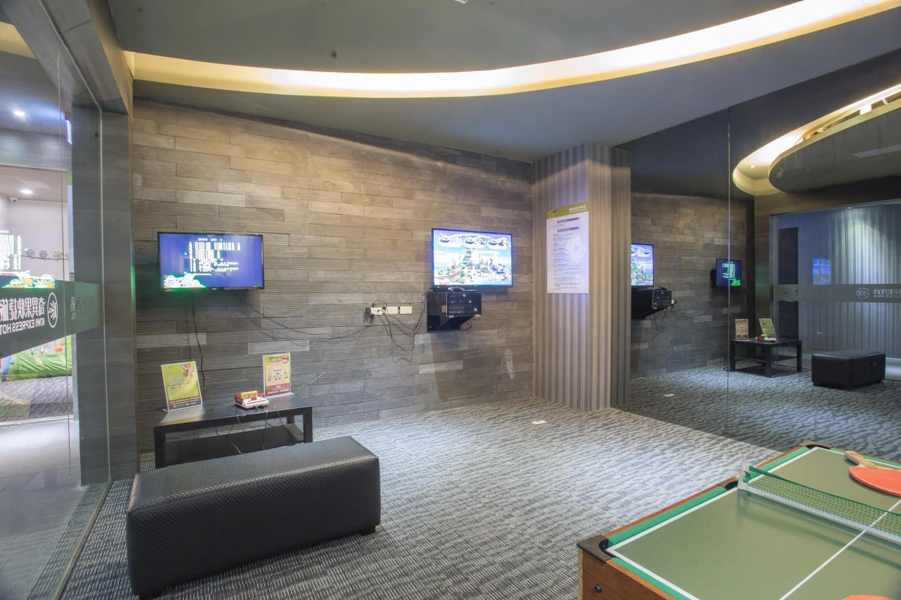 Game Room in Kiwi Express Hotel - Jiuru Rd