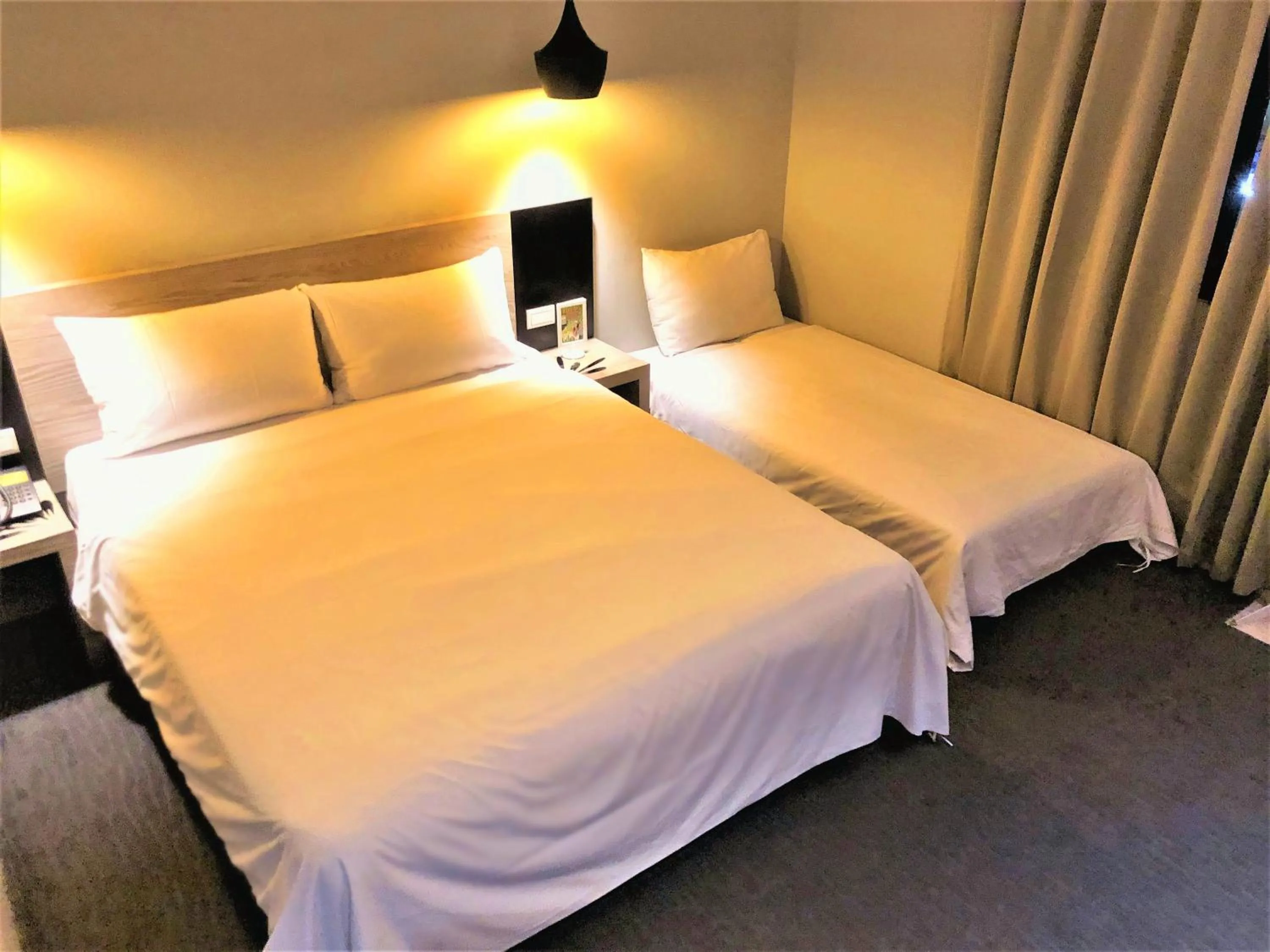 Decorative detail, Bed in Kiwi Express Hotel - Jiuru Rd