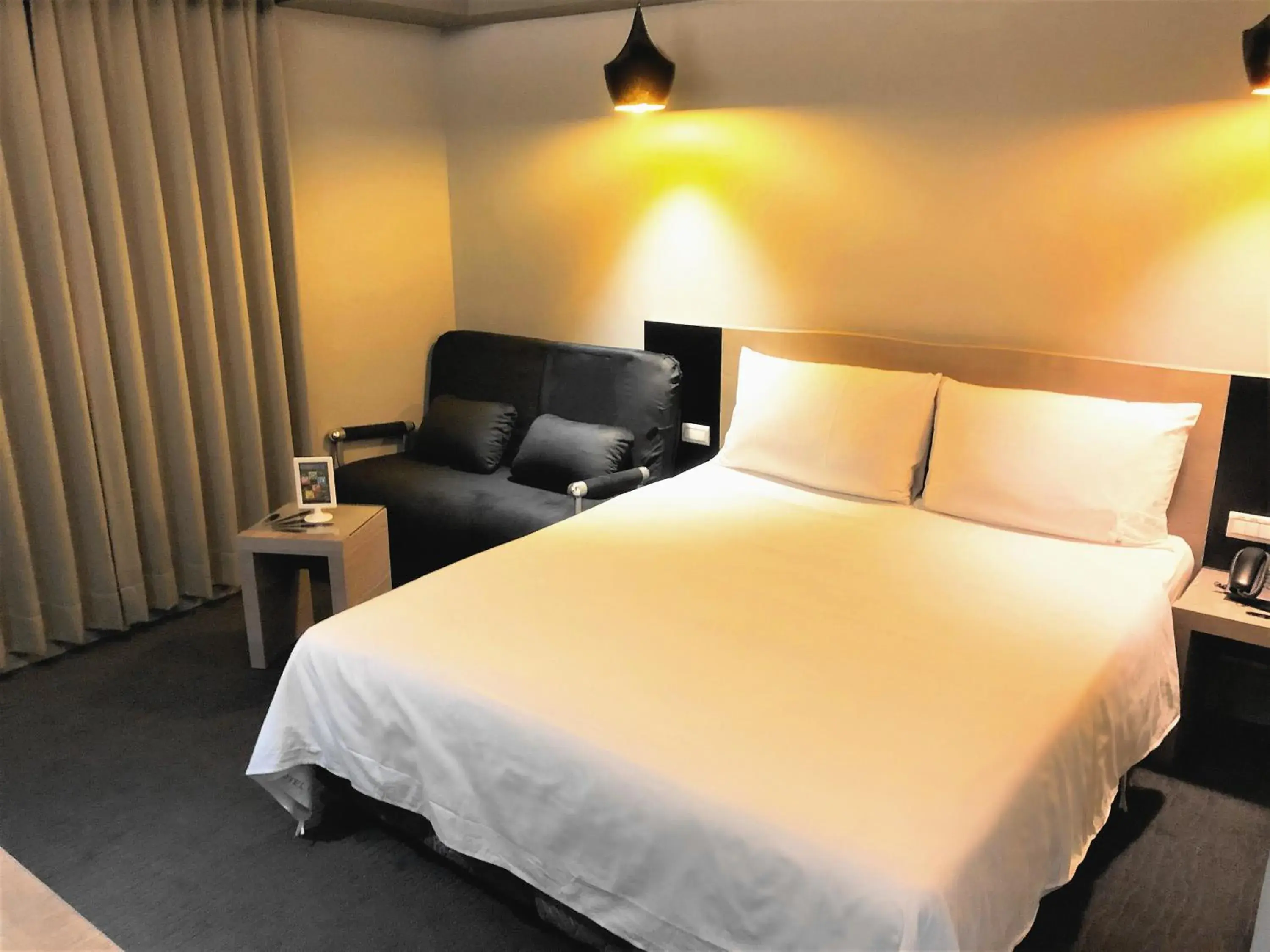 Decorative detail, Bed in Kiwi Express Hotel - Jiuru Rd Decorative detail, Bed in Kiwi Express Hotel - Jiuru Rd