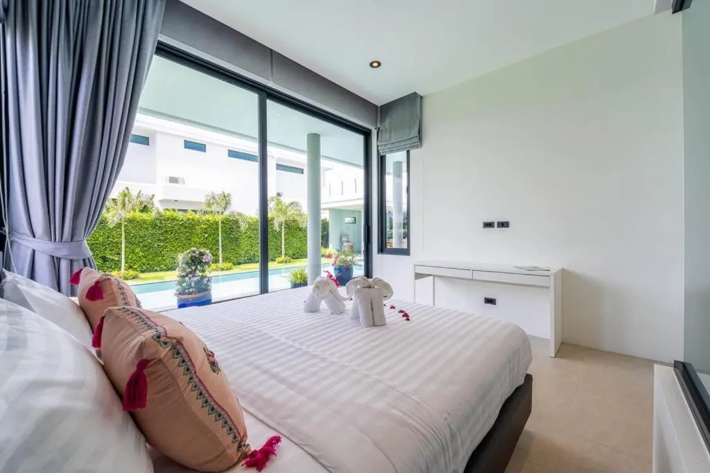 Bed in Luxury Modern 6 Bed Private Pool Villa LLW