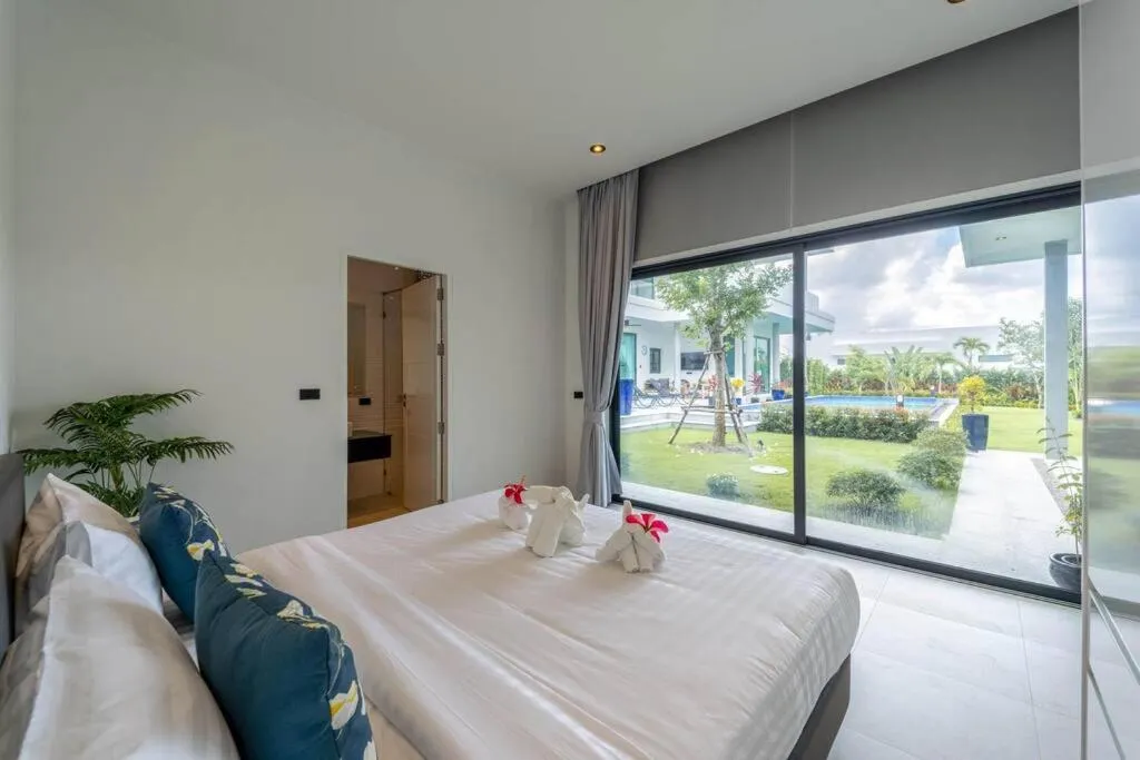 Bed in Luxury Modern 6 Bed Private Pool Villa LLW