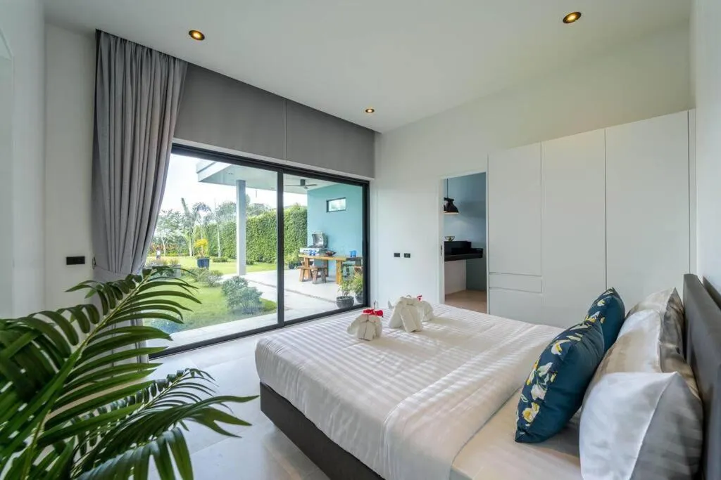 Bed in Luxury Modern 6 Bed Private Pool Villa LLW