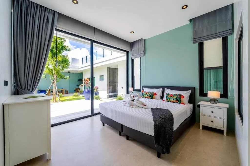 Bed in Luxury Modern 6 Bed Private Pool Villa LLW