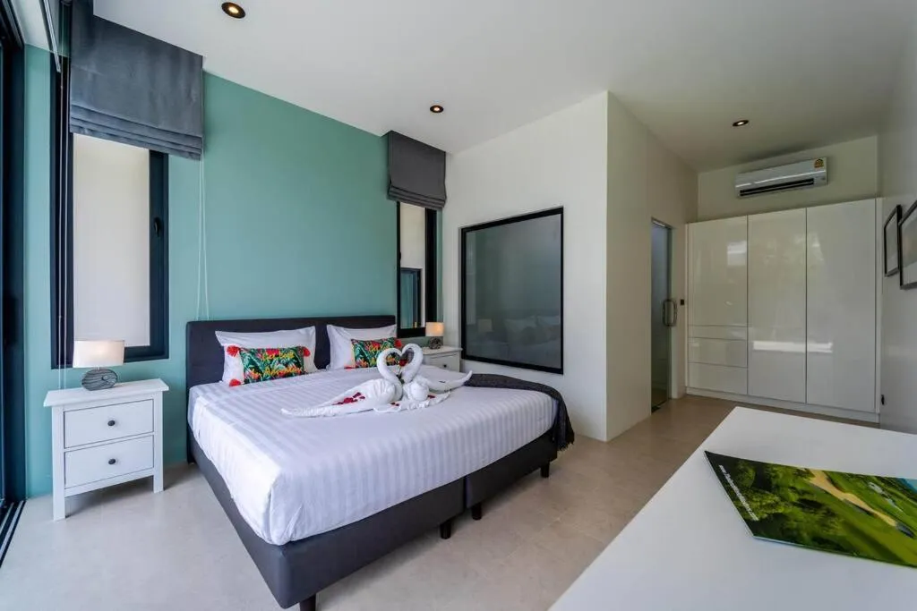 Bed in Luxury Modern 6 Bed Private Pool Villa LLW