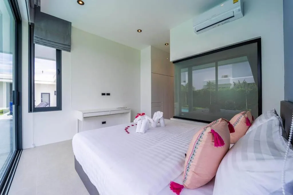 Bed in Luxury Modern 6 Bed Private Pool Villa LLW