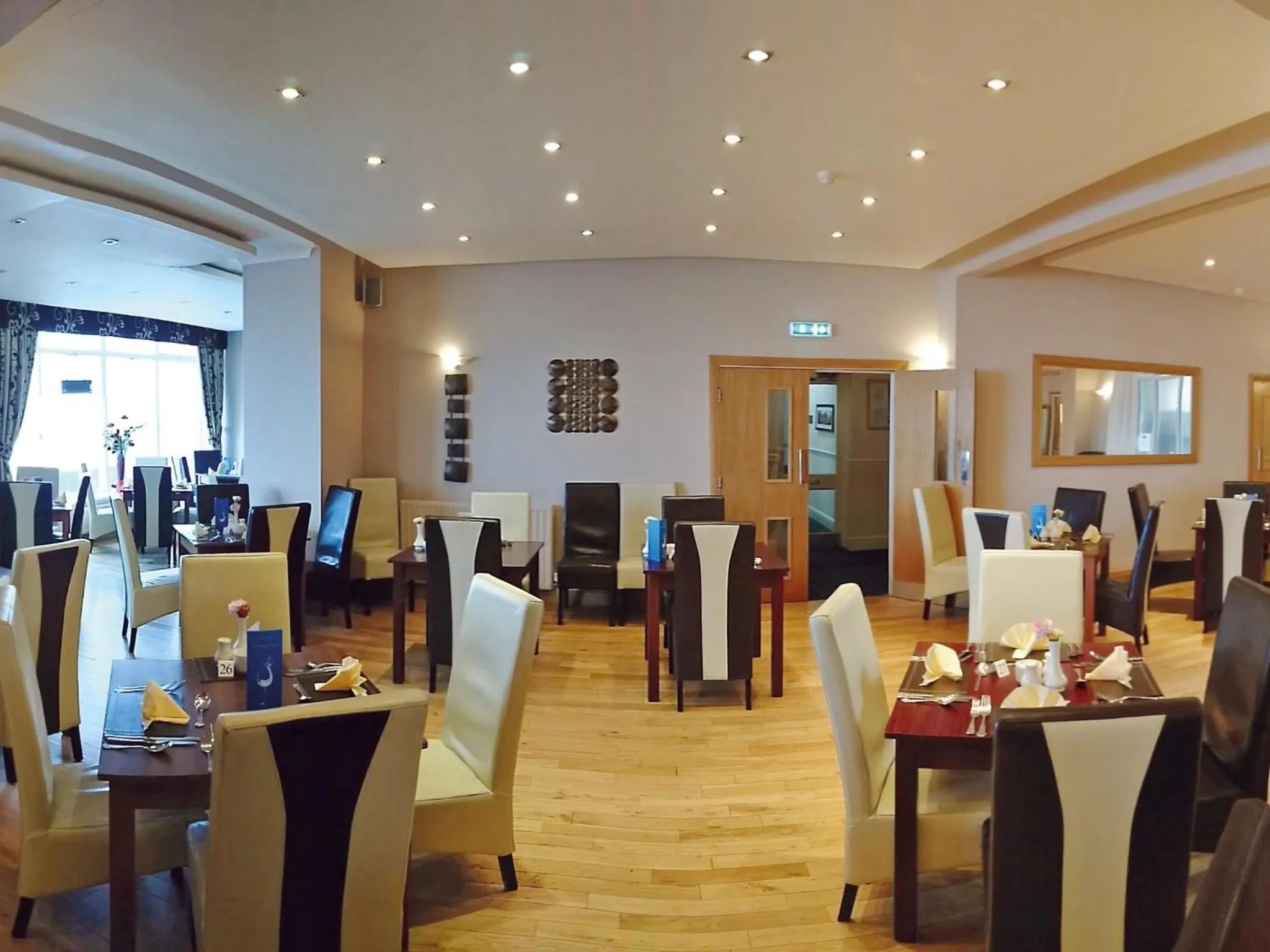 Restaurant/places to eat in The President Hotel