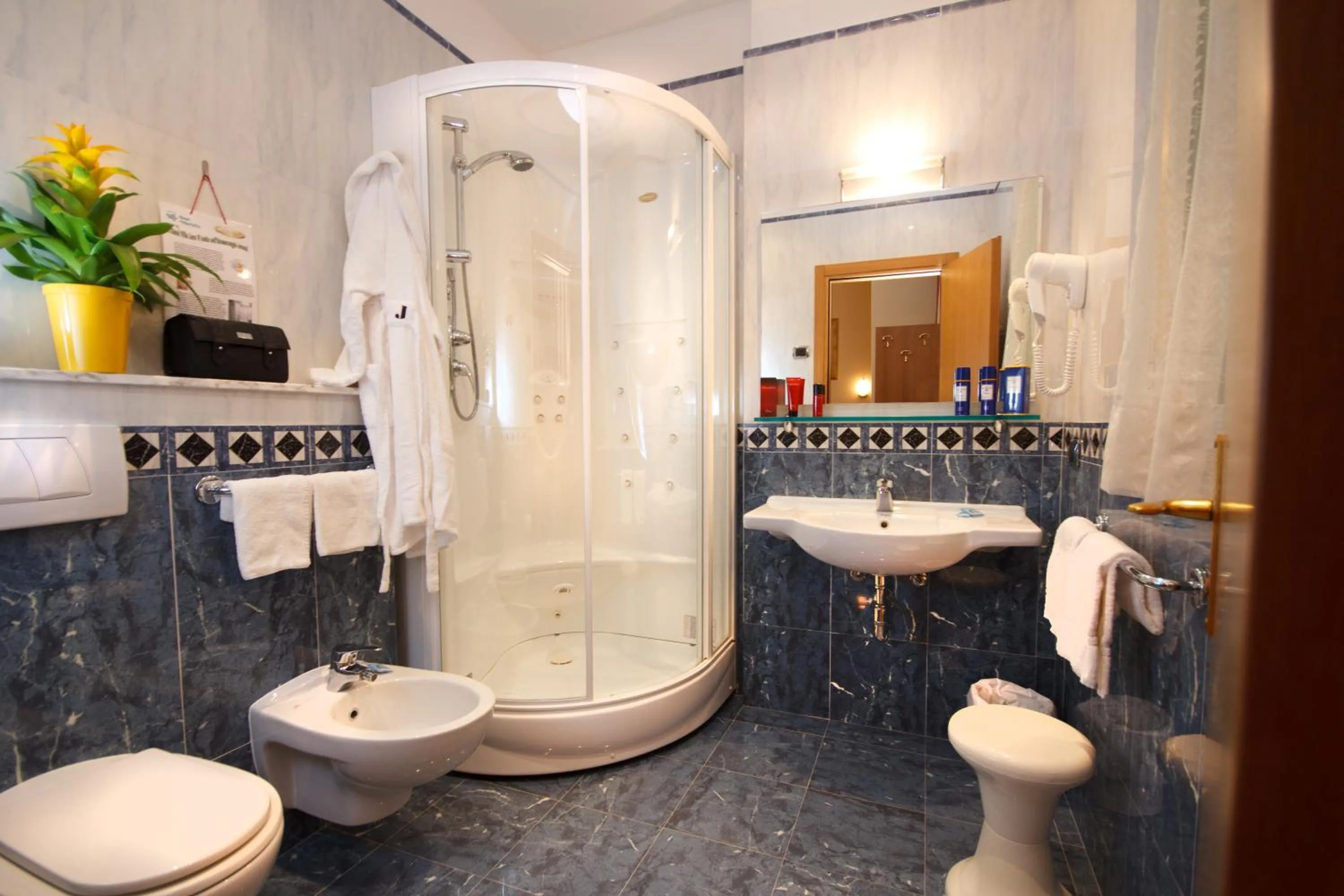 Shower in Hotel Villa Luca