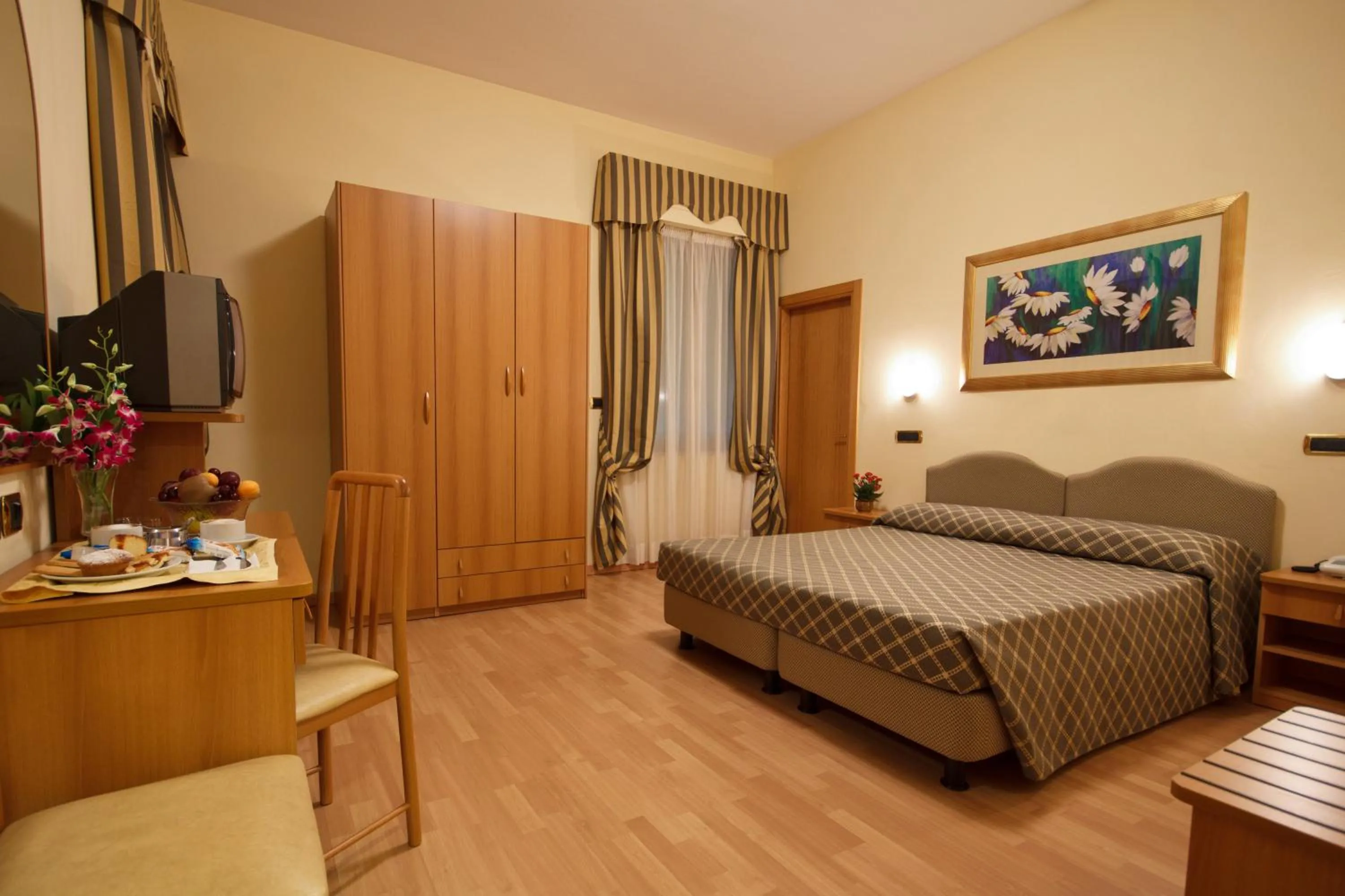 TV and multimedia, Bed in Hotel Villa Luca