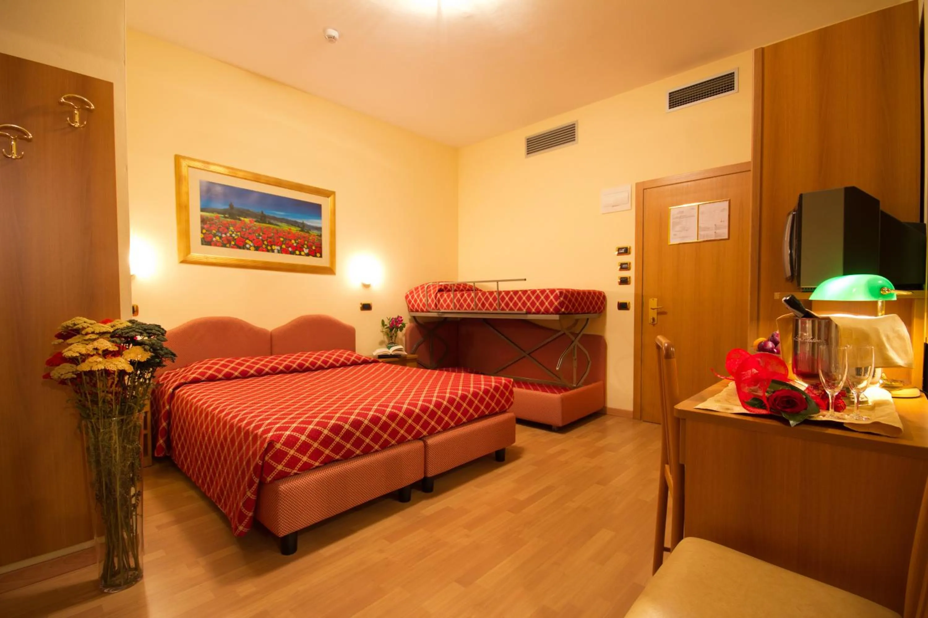 TV and multimedia, Bed in Hotel Villa Luca
