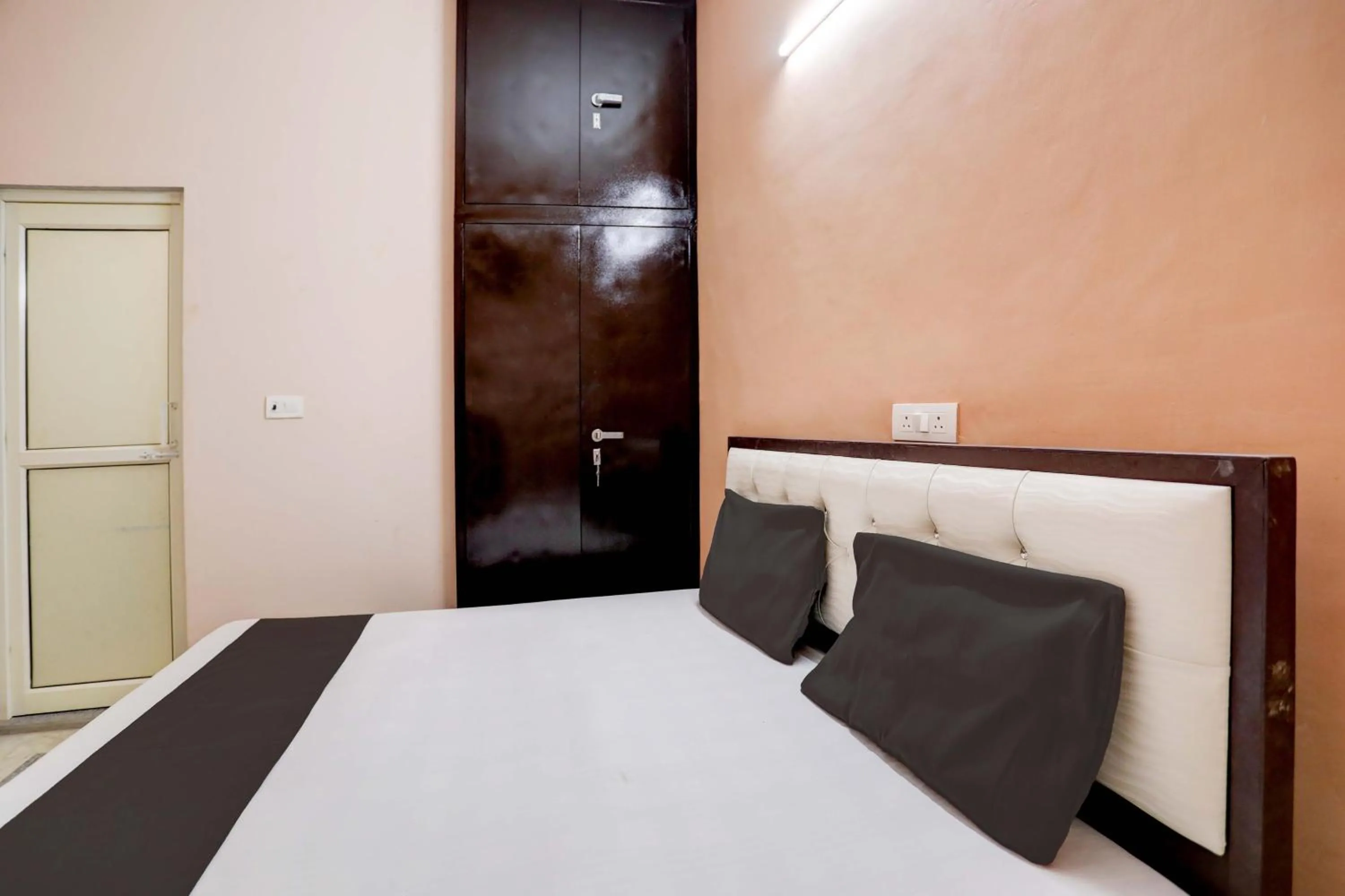Bedroom, Bed in Hotel O Tilak hotel 24 Sector 27 Near by Vinayak Hospital Gali no-6