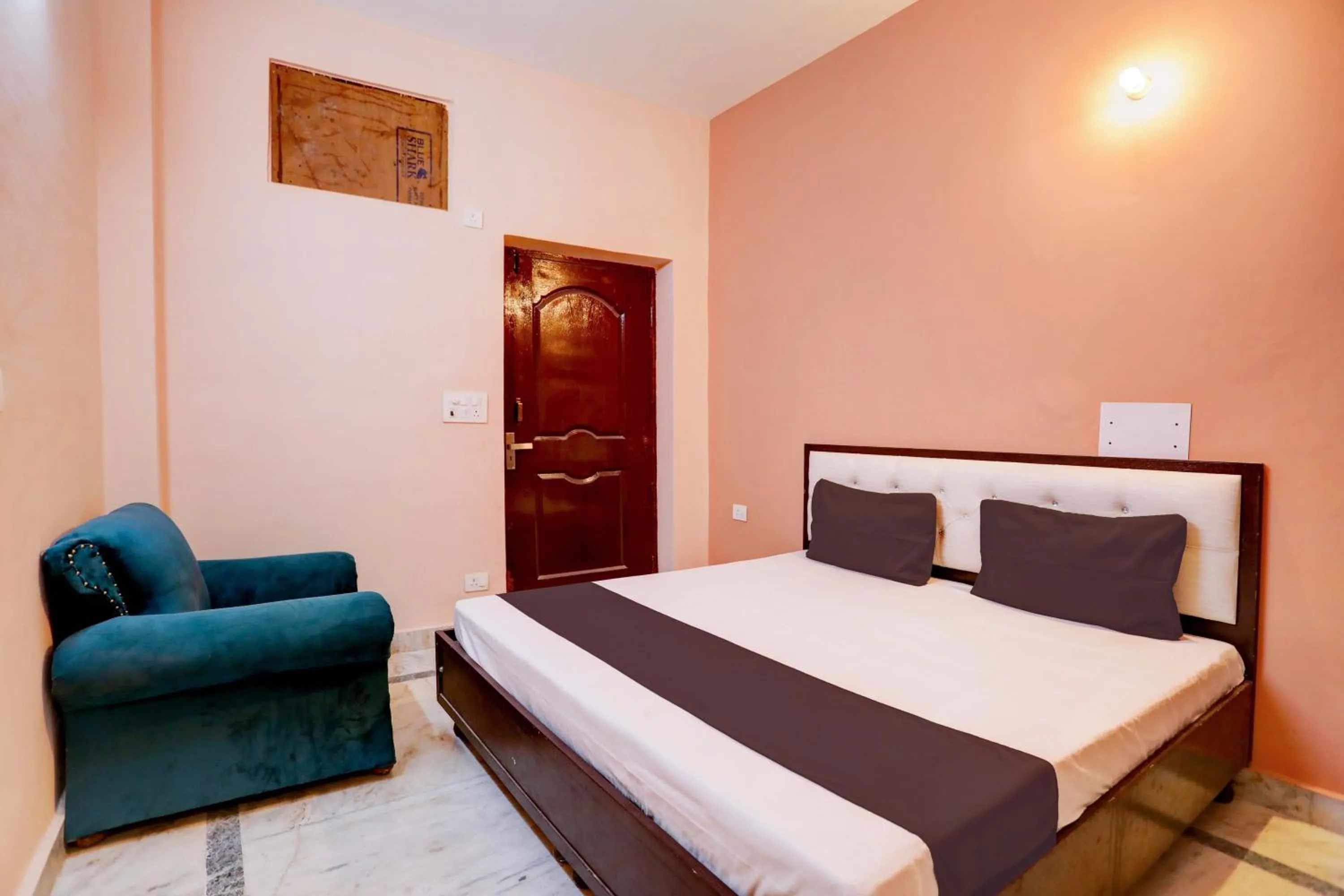Bedroom, Bed in Hotel O Tilak hotel 24 Sector 27 Near by Vinayak Hospital Gali no-6