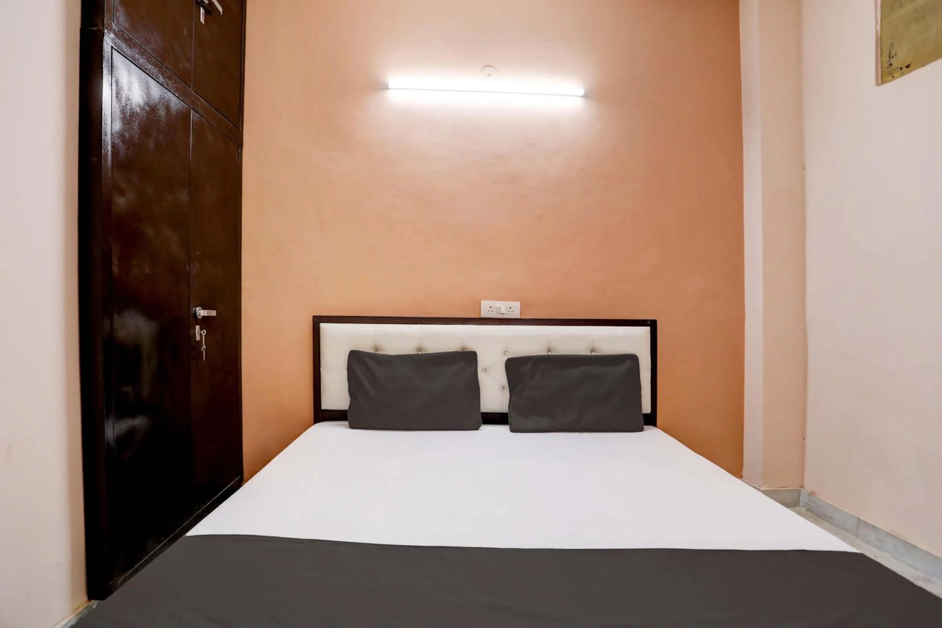 Bedroom, Bed in Hotel O Tilak hotel 24 Sector 27 Near by Vinayak Hospital Gali no-6