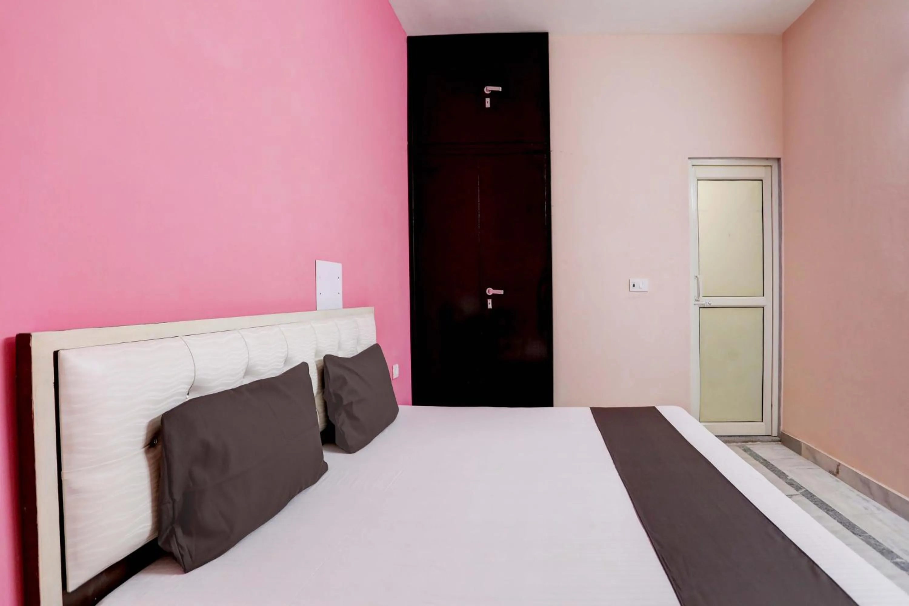 Bathroom, Bed in Hotel O Tilak hotel 24 Sector 27 Near by Vinayak Hospital Gali no-6