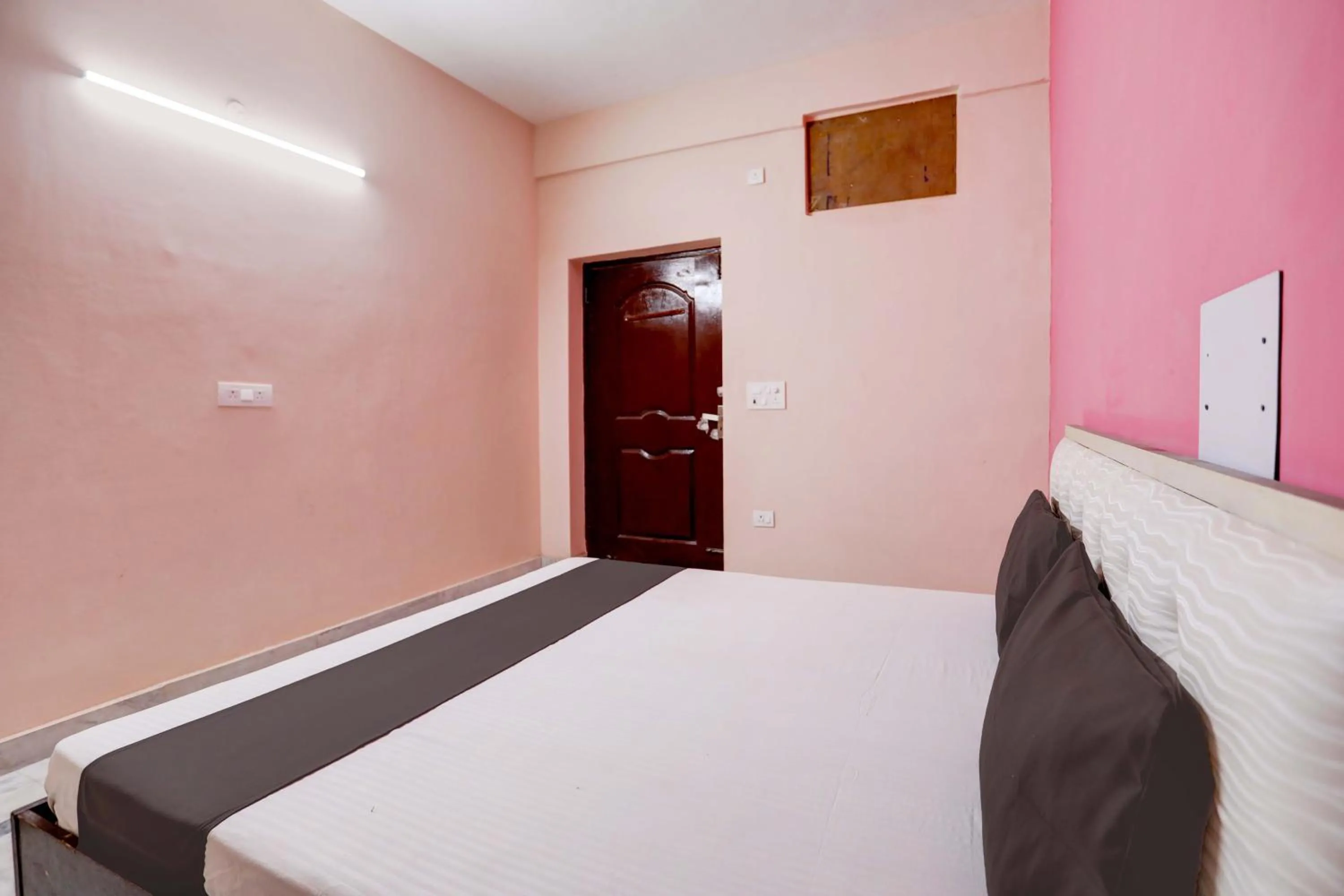 Bedroom, Bed in Hotel O Tilak hotel 24 Sector 27 Near by Vinayak Hospital Gali no-6