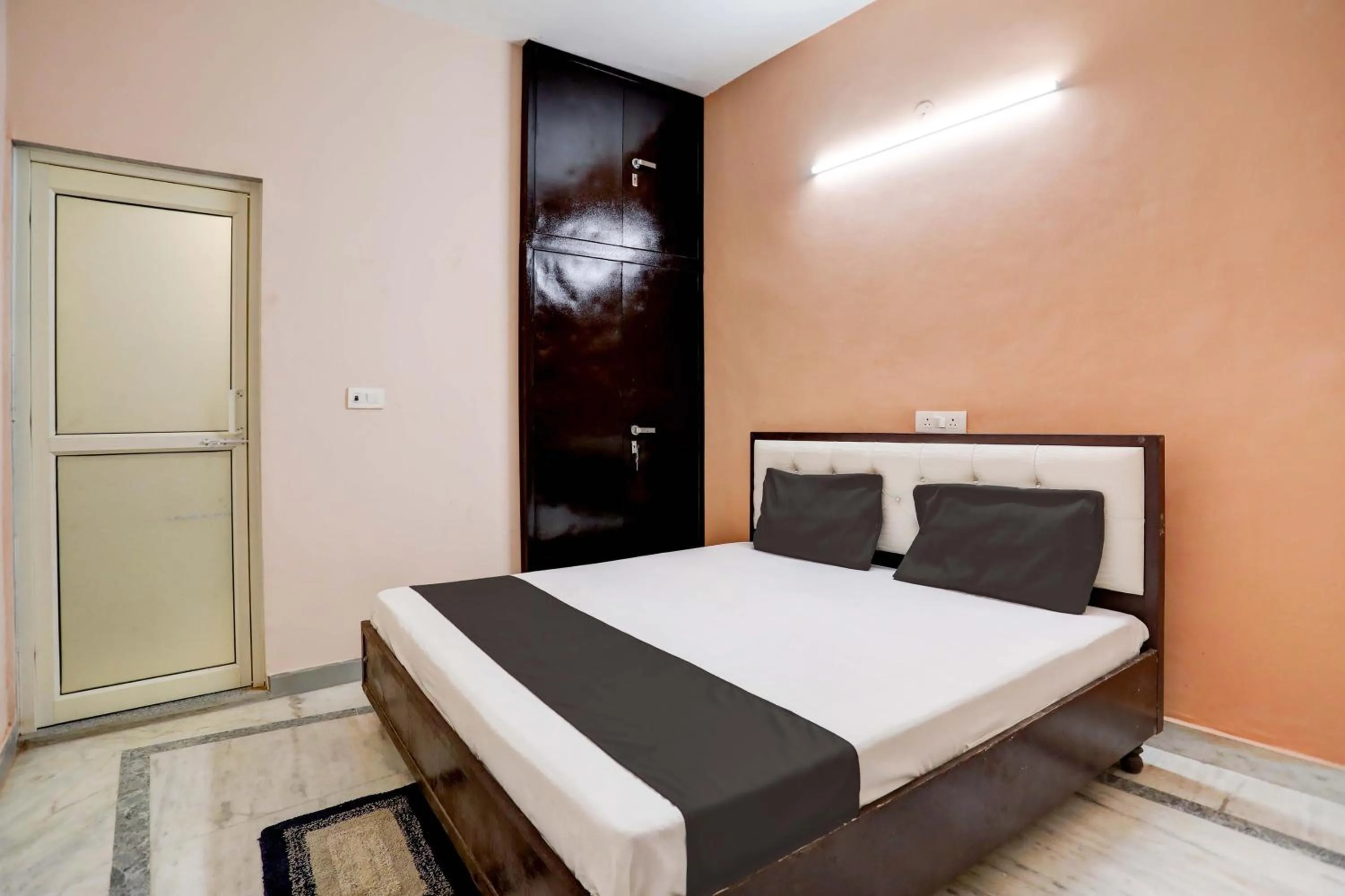 Bedroom, Bed in Hotel O Tilak hotel 24 Sector 27 Near by Vinayak Hospital Gali no-6
