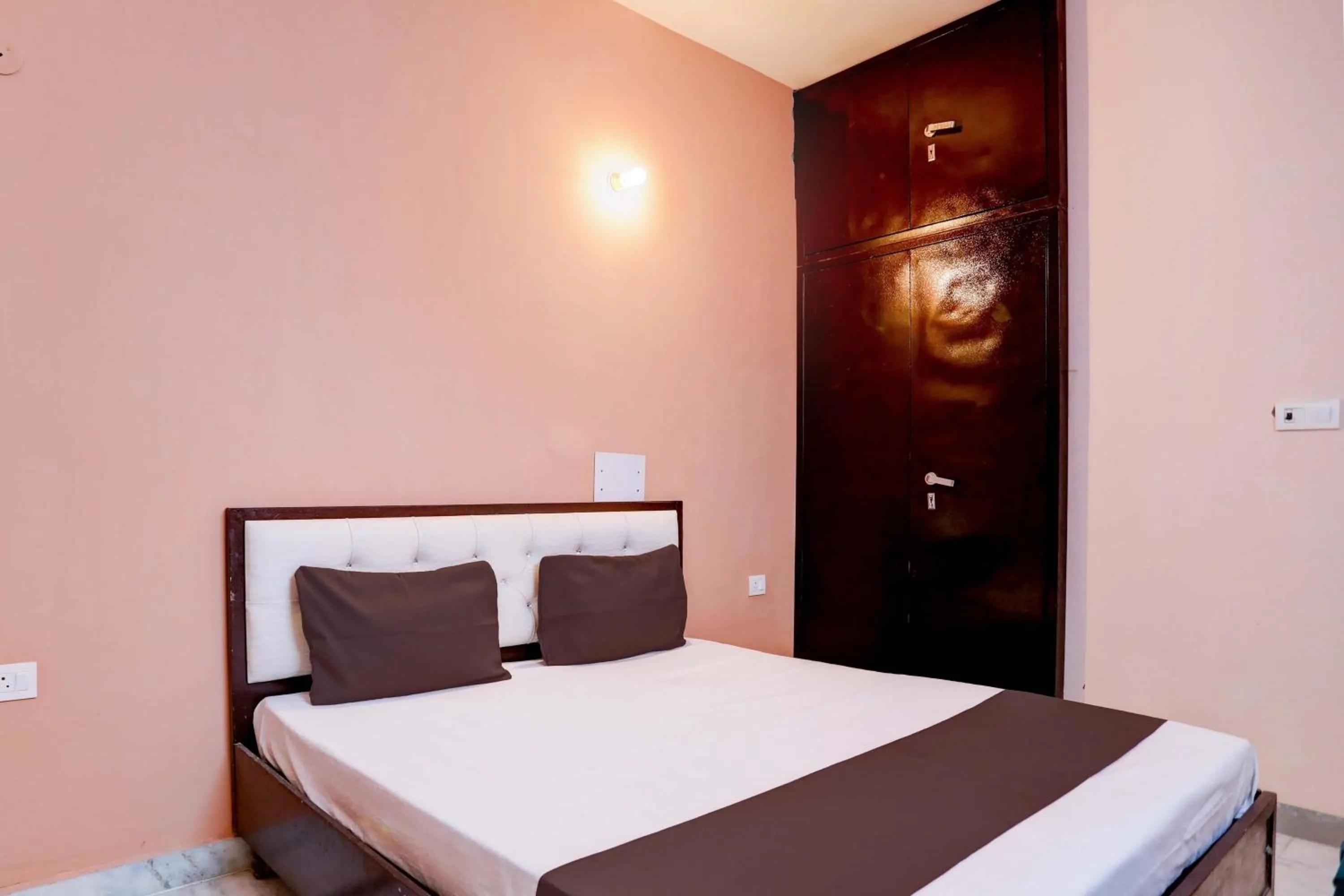 Facade/entrance, Bed in Hotel O Tilak hotel 24 Sector 27 Near by Vinayak Hospital Gali no-6