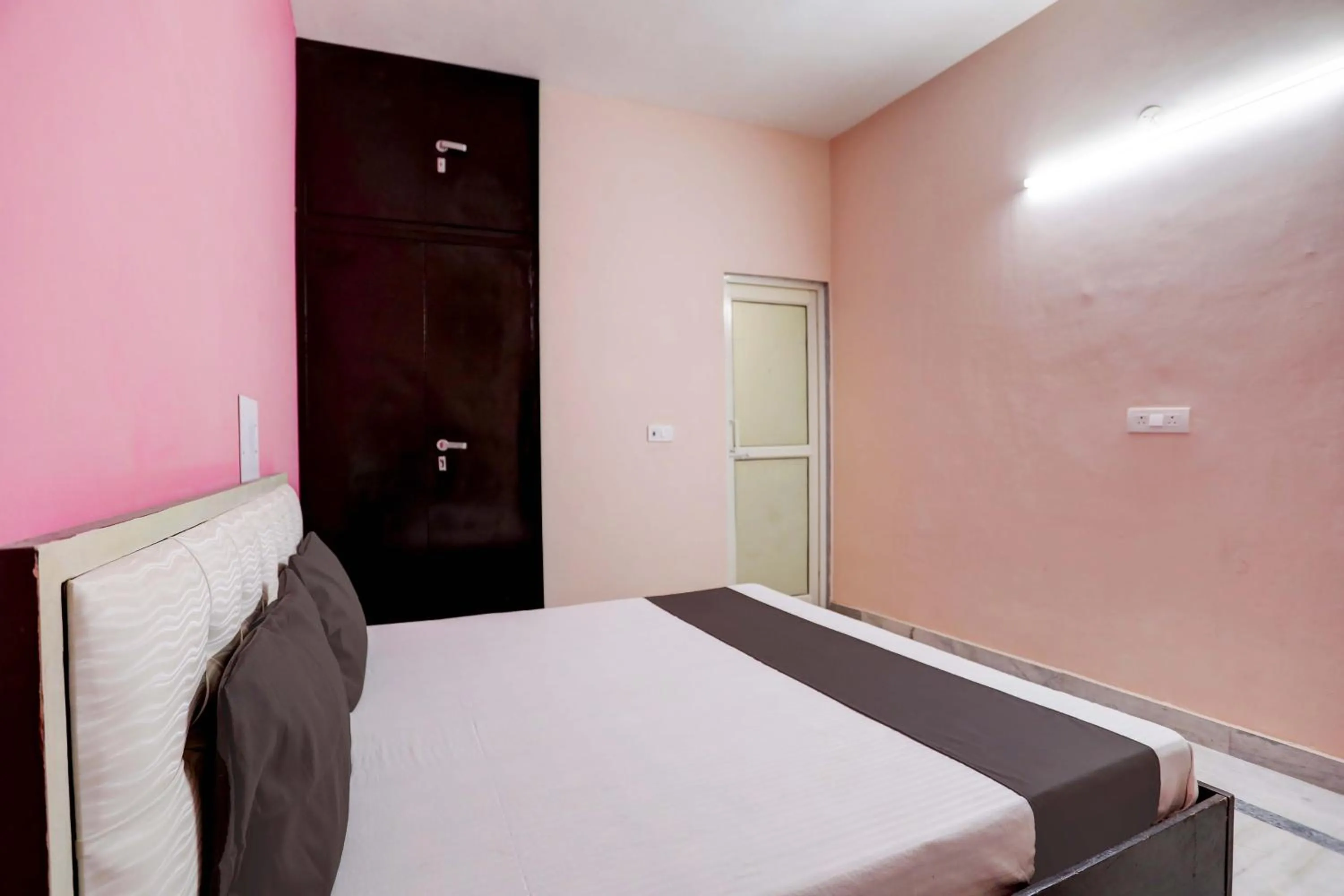 Facade/entrance, Bed in Hotel O Tilak hotel 24 Sector 27 Near by Vinayak Hospital Gali no-6