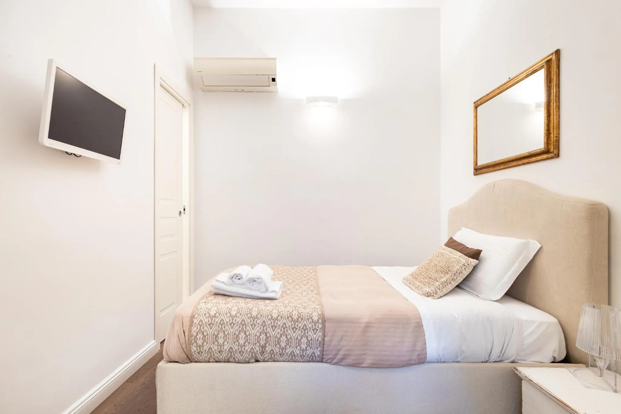 Bedroom, Bed in Efamoresca