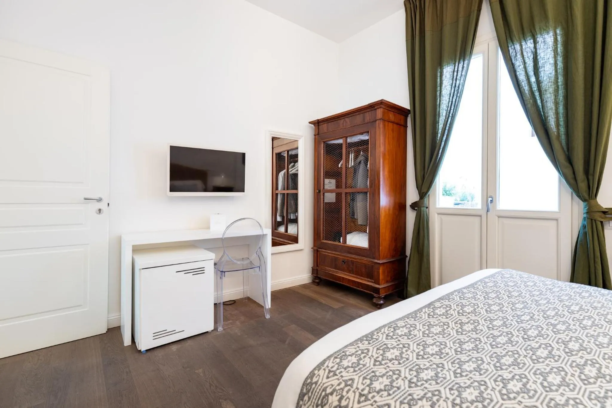 Bedroom, Bed in Efamoresca