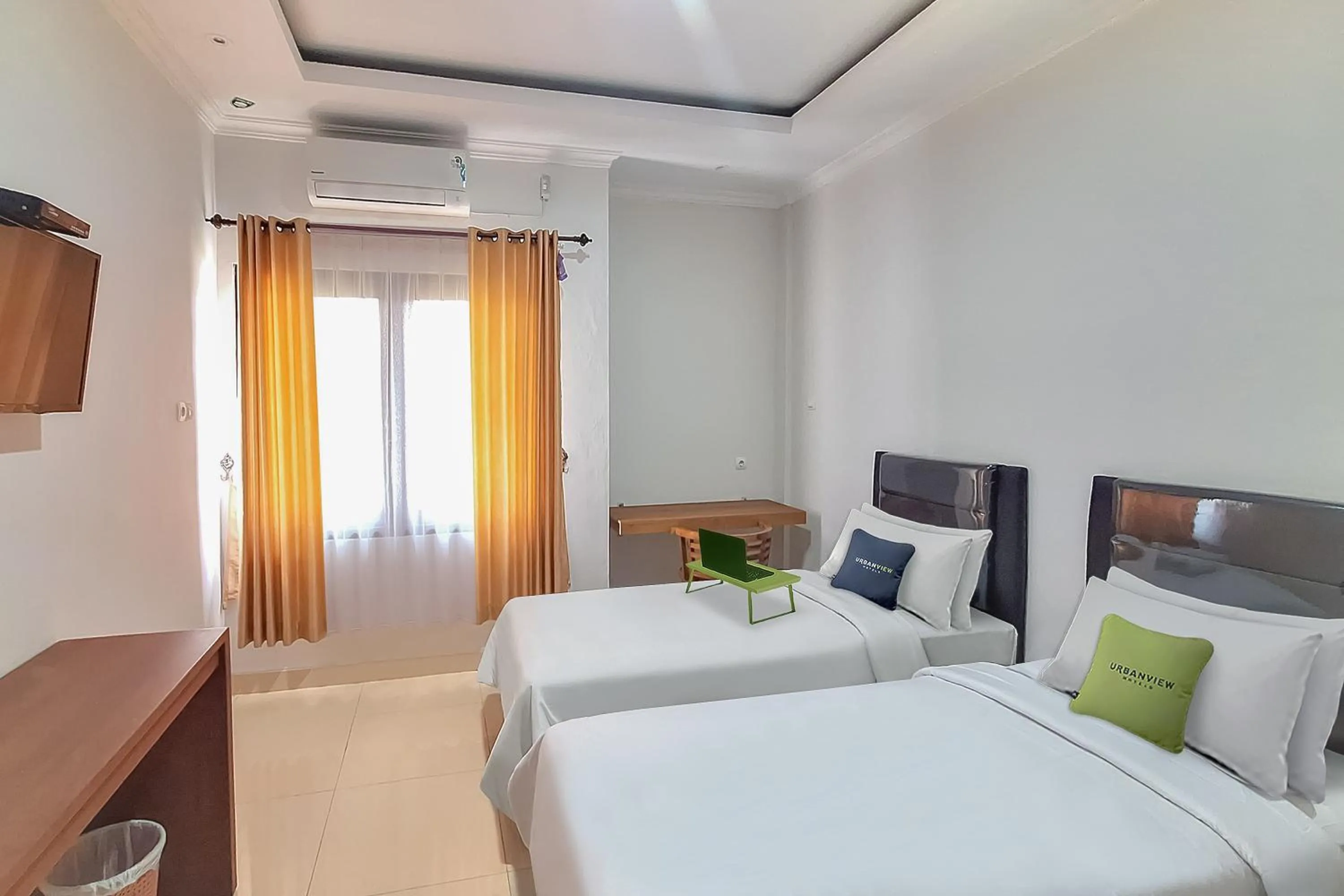 Deluxe Twin Room in Urbanview Syariah Wisma Annisa Palangkaraya by RedDoorz