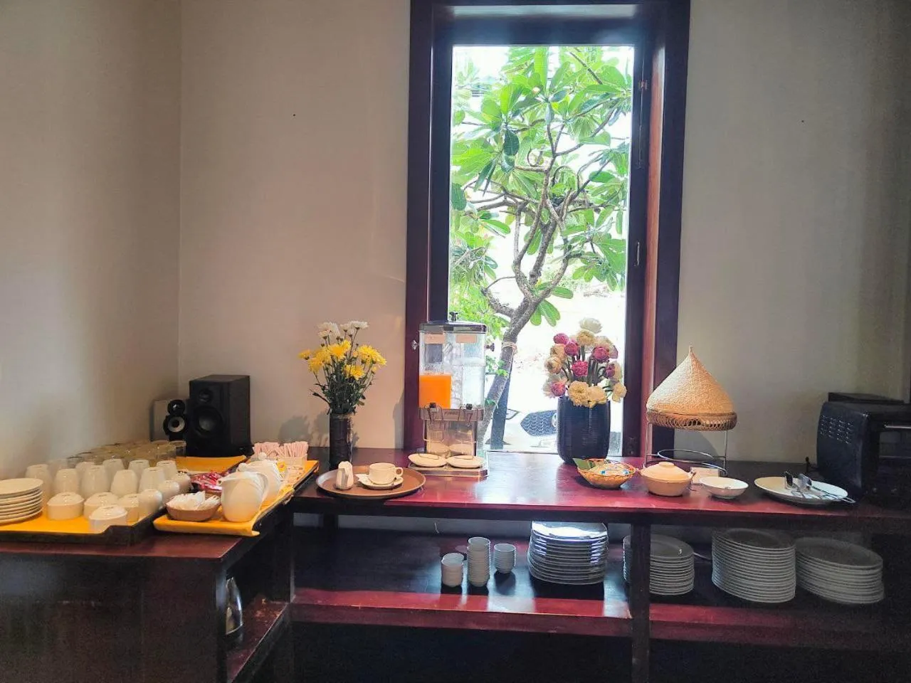 Restaurant/places to eat in Mera Residence