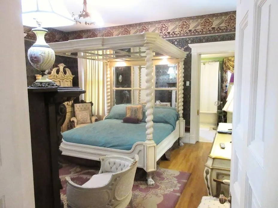 Bedroom in Johnstone Mansiion