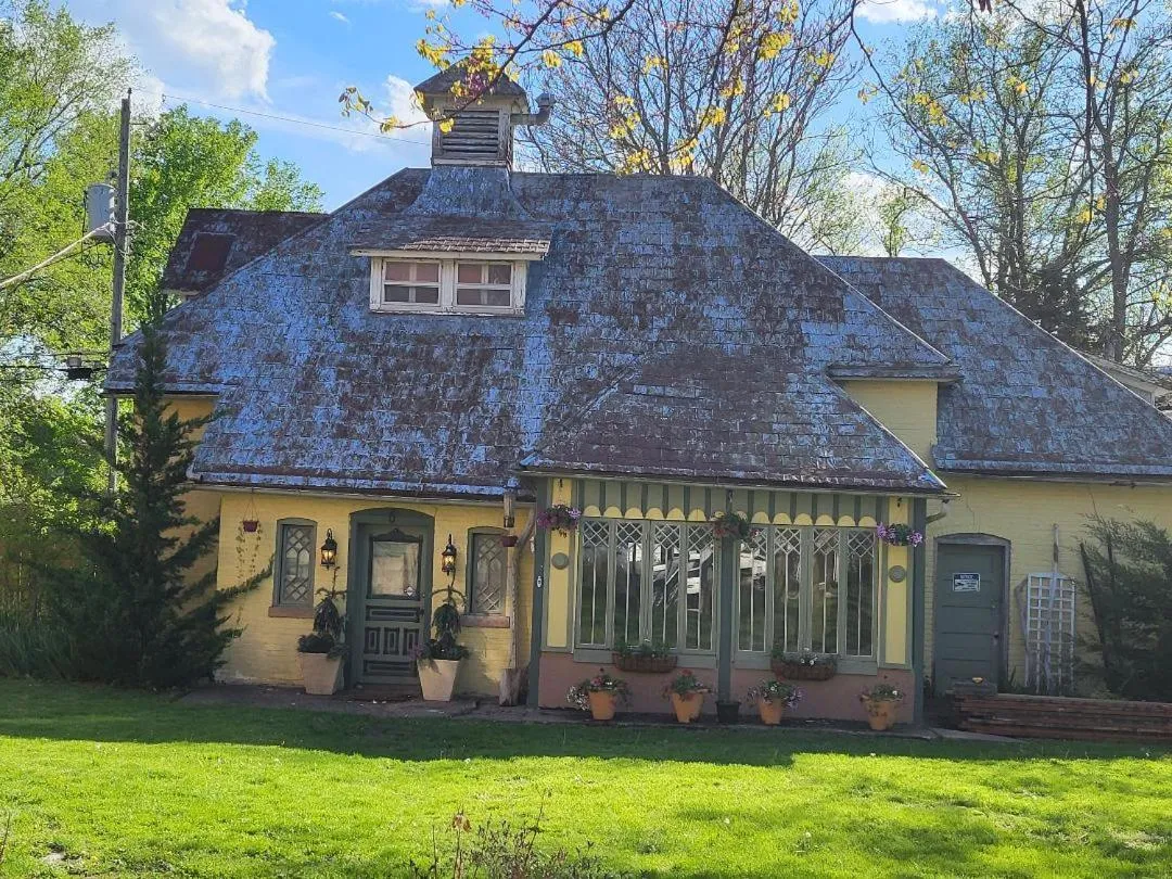 Property building in Johnstone Mansiion