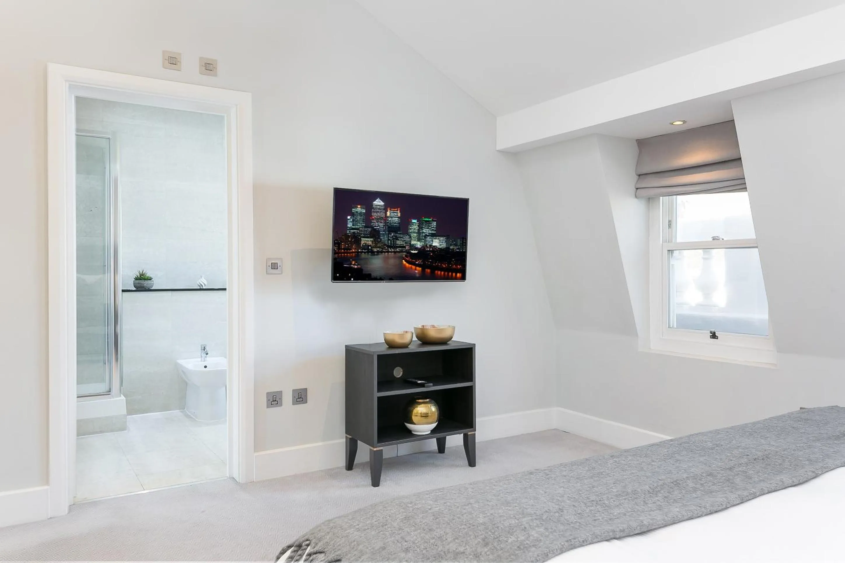 Bathroom, Bed in Chilworth Court