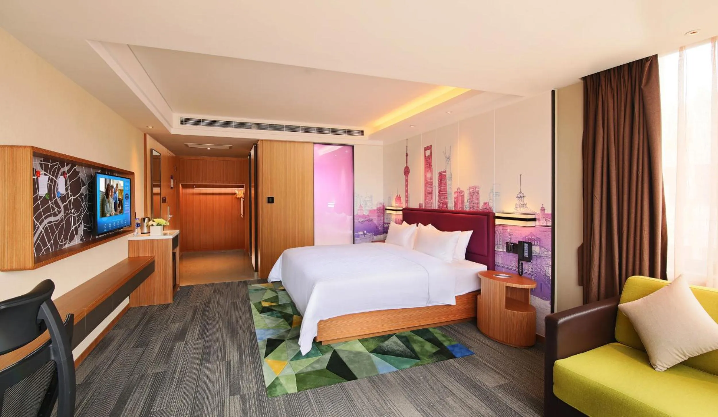 Photo of the whole room, Bed in Hampton by Hilton Shanghai Hongqiao NECC