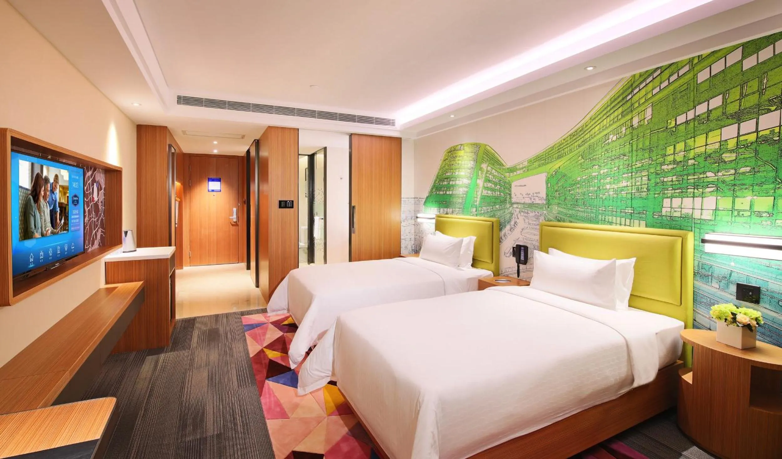 Photo of the whole room, Bed in Hampton by Hilton Shanghai Hongqiao NECC