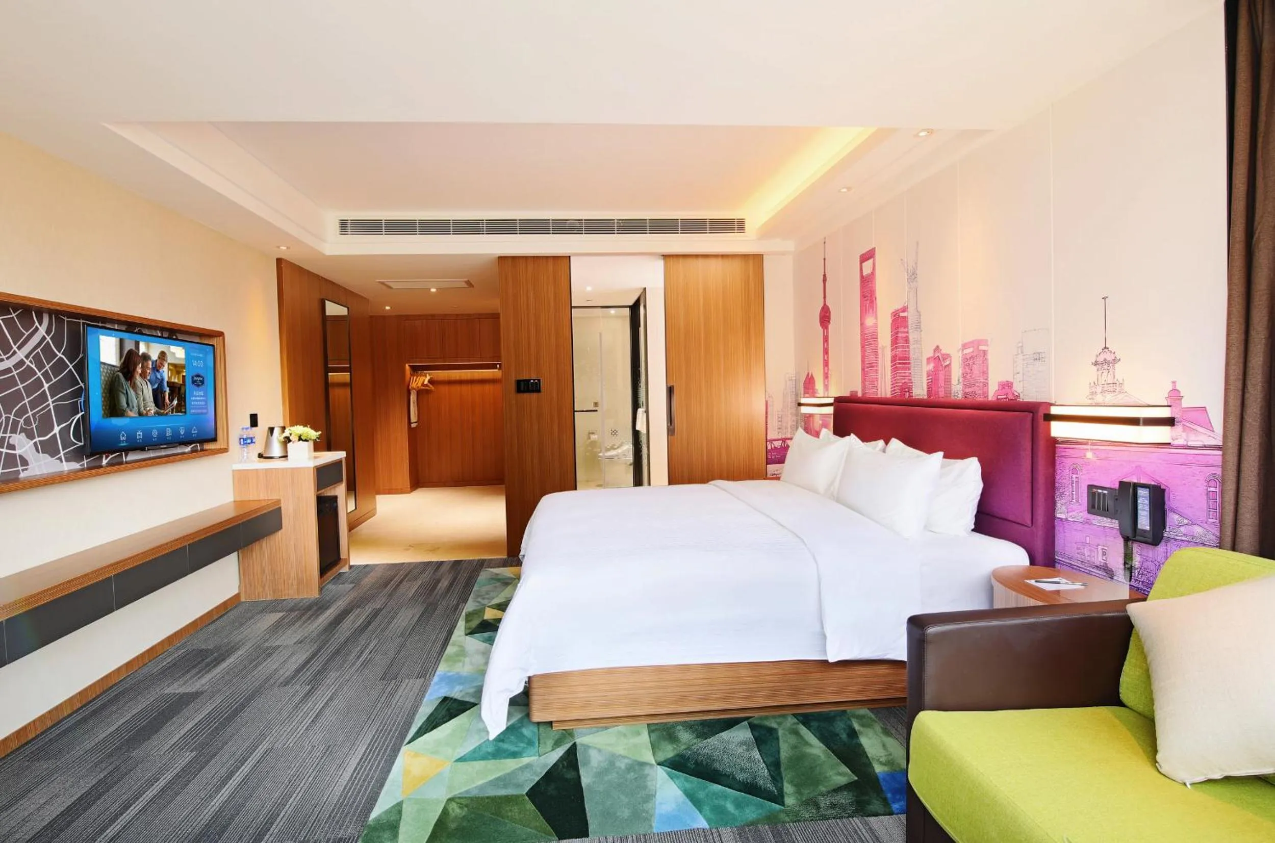 Photo of the whole room, Bed in Hampton by Hilton Shanghai Hongqiao NECC