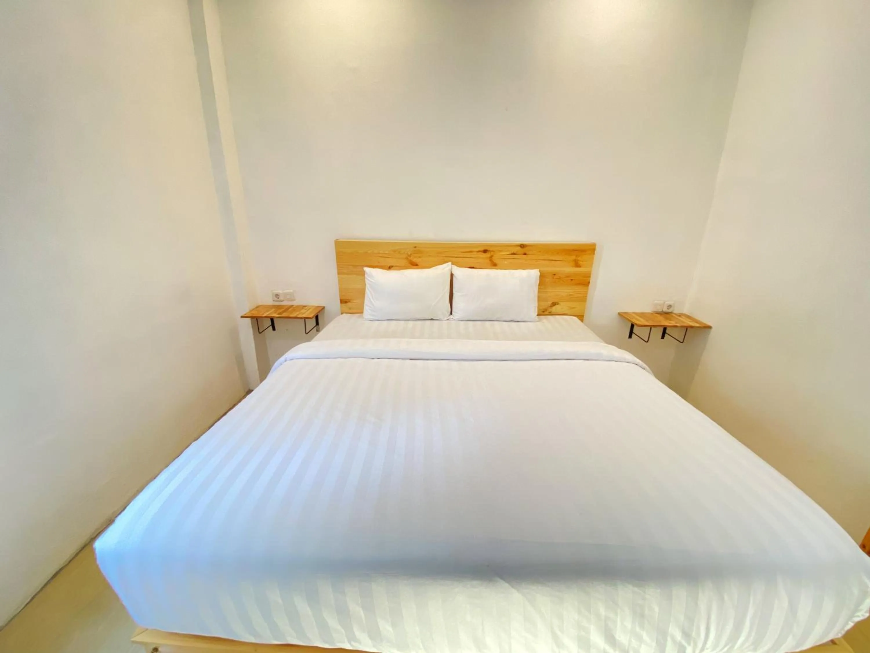 Bedroom, Bed in Urbanview Hotel Medio Inn Palu by RedDoorz