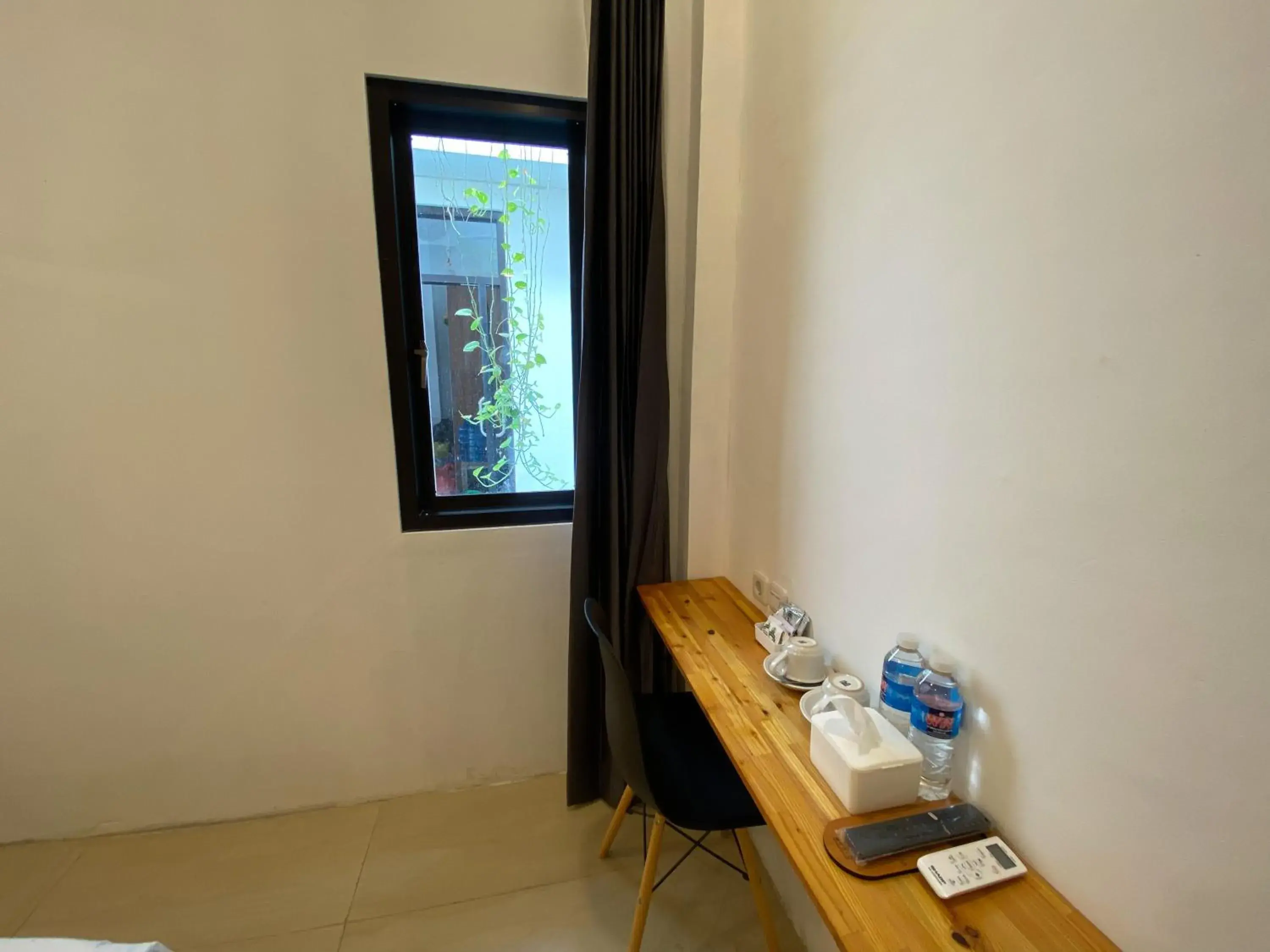 Coffee/tea facilities in Urbanview Hotel Medio Inn Palu by RedDoorz Coffee/tea facilities in Urbanview Hotel Medio Inn Palu by RedDoorz