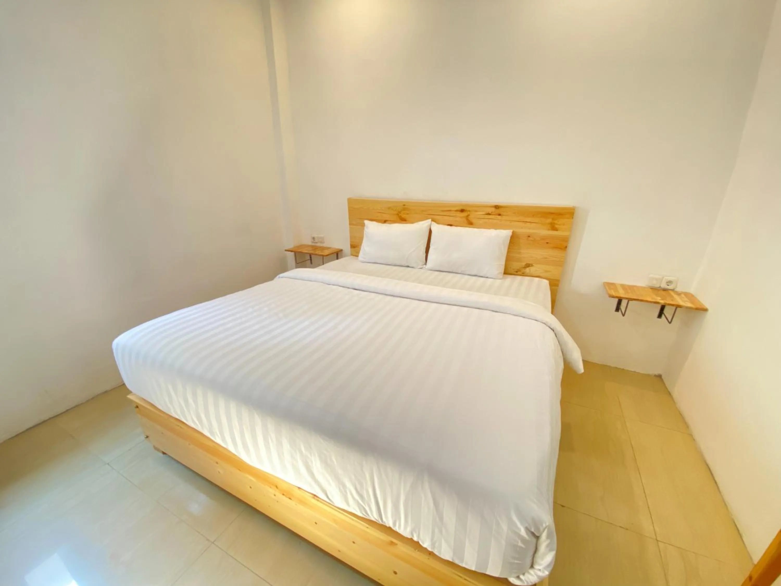 Bedroom, Bed in Urbanview Hotel Medio Inn Palu by RedDoorz