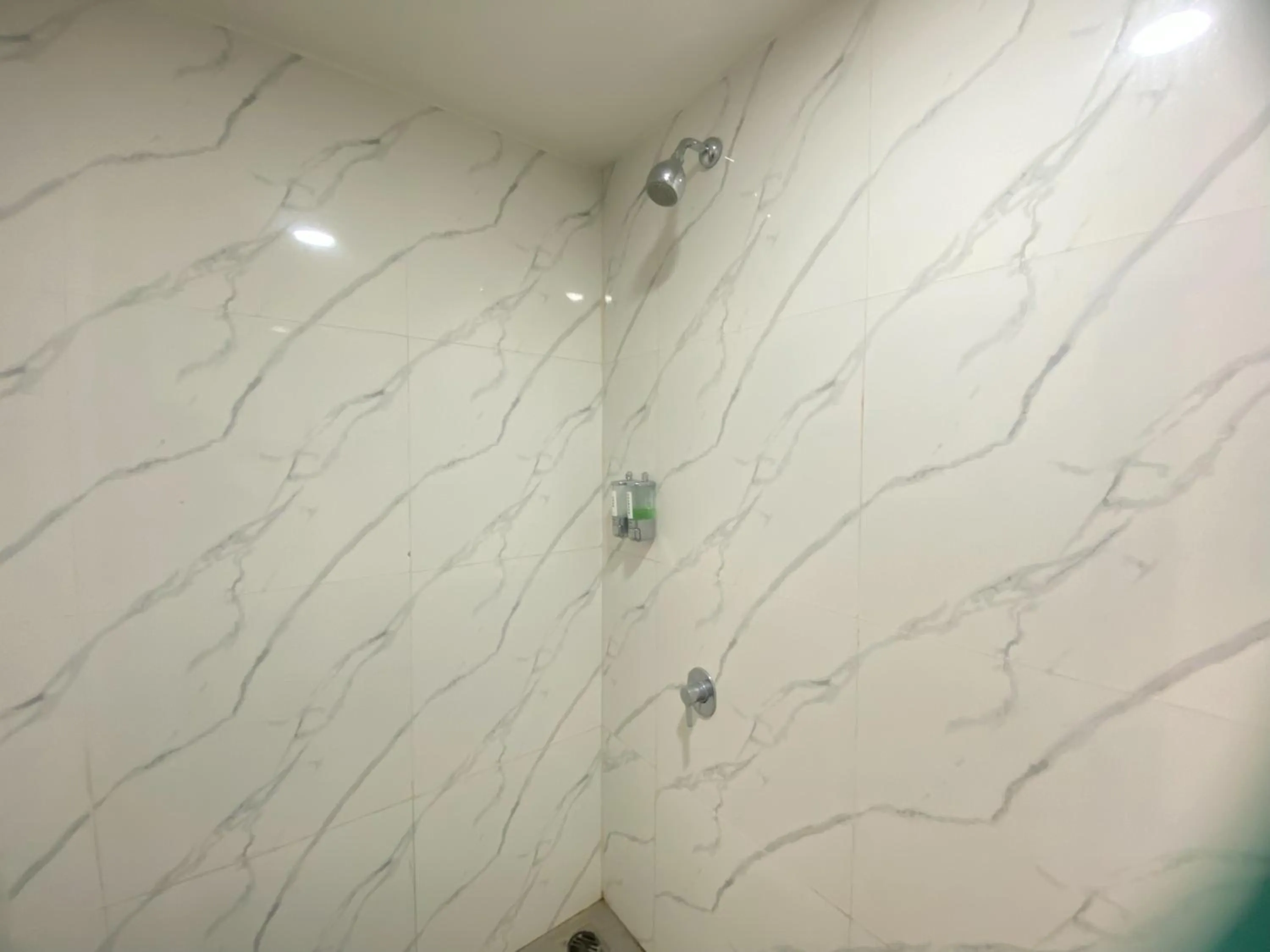 Bathroom in Urbanview Hotel Medio Inn Palu by RedDoorz