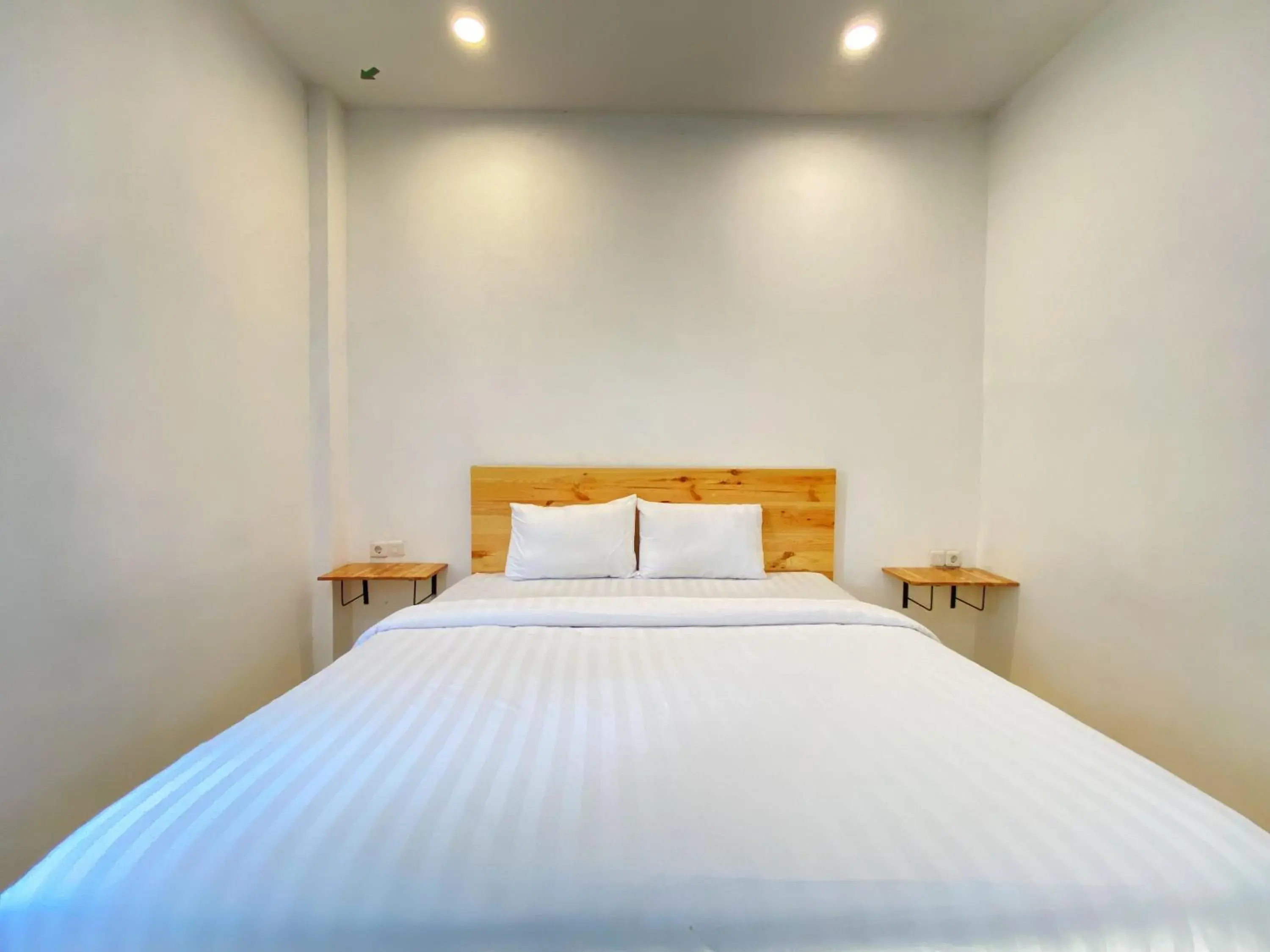 Bedroom, Bed in Urbanview Hotel Medio Inn Palu by RedDoorz Bedroom, Bed in Urbanview Hotel Medio Inn Palu by RedDoorz