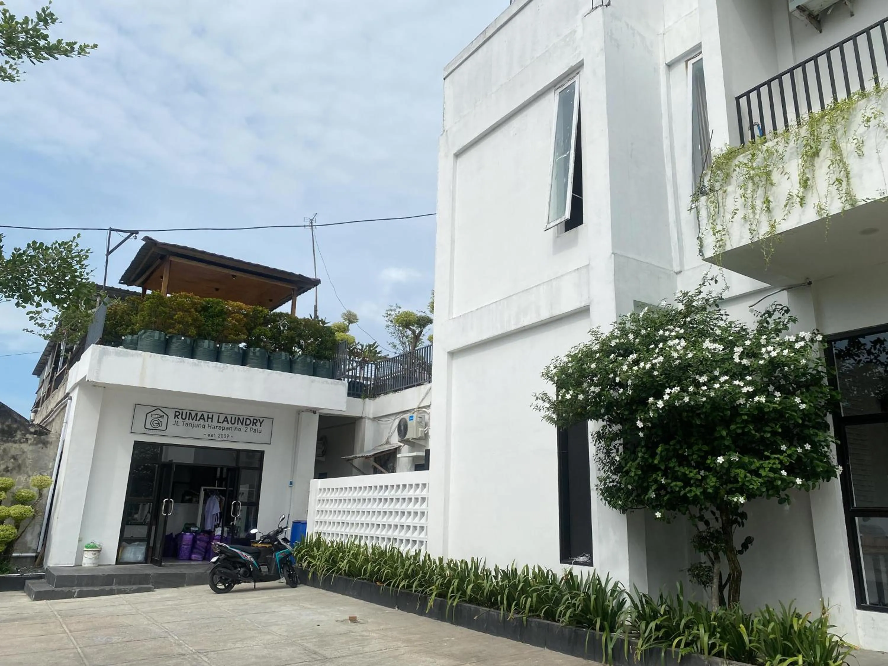 Property building in Urbanview Hotel Medio Inn Palu by RedDoorz
