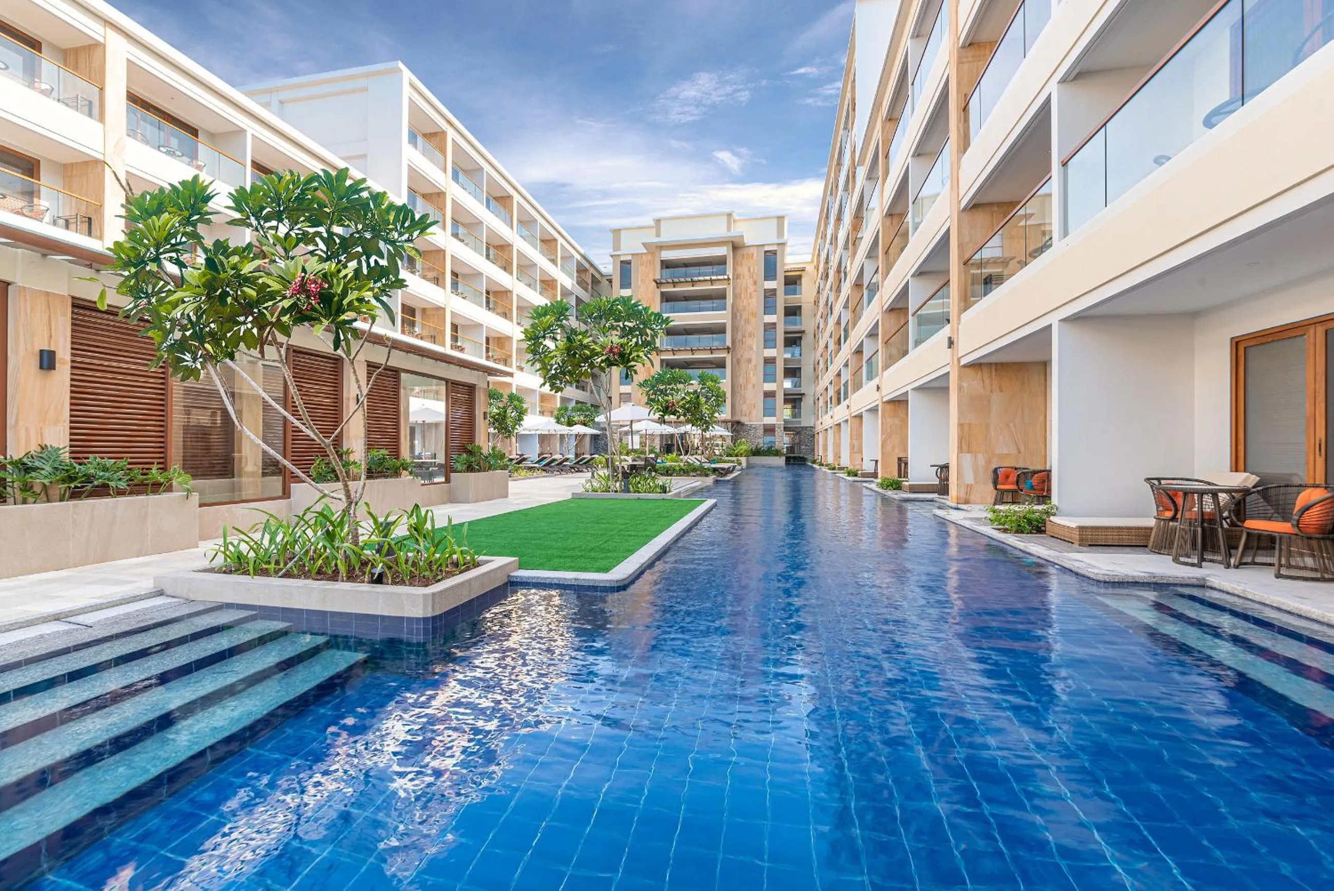 Swimming pool in Henann Premier Coast Resort