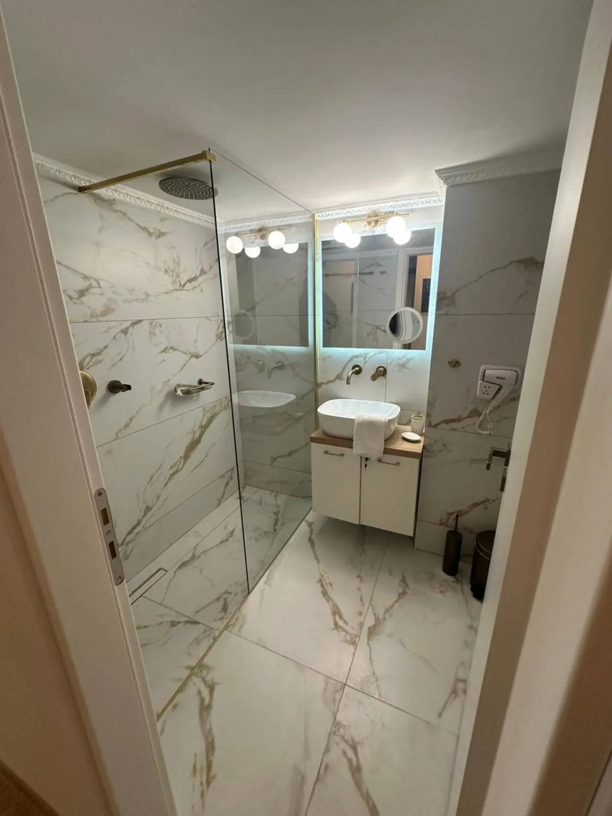 Shower in Acropolis Divine Apartments