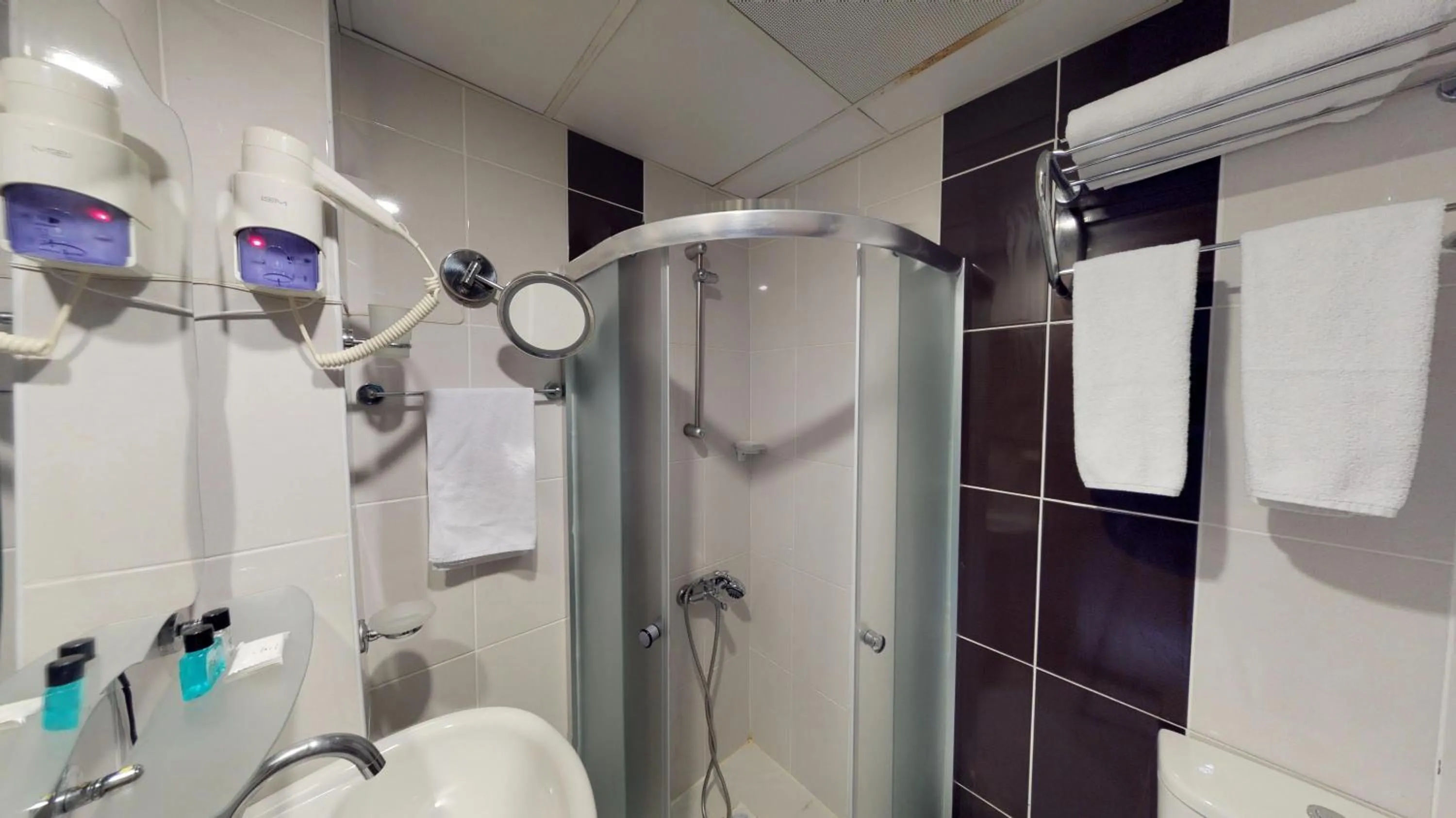 Bathroom in Patron Hotel