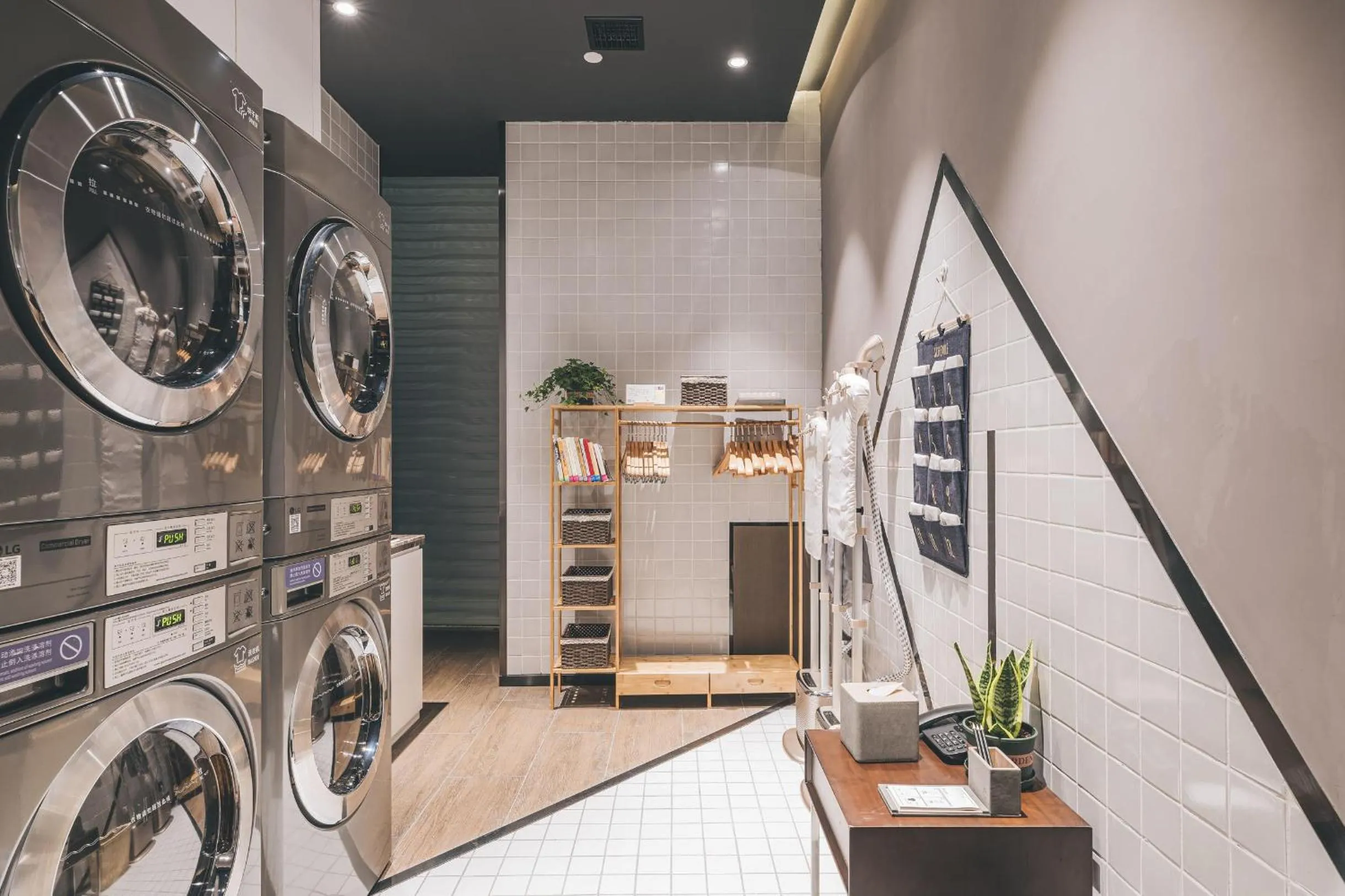 washing machine in Atour Hotel Shanghai Hongqiao International Exhibition Linkong Park