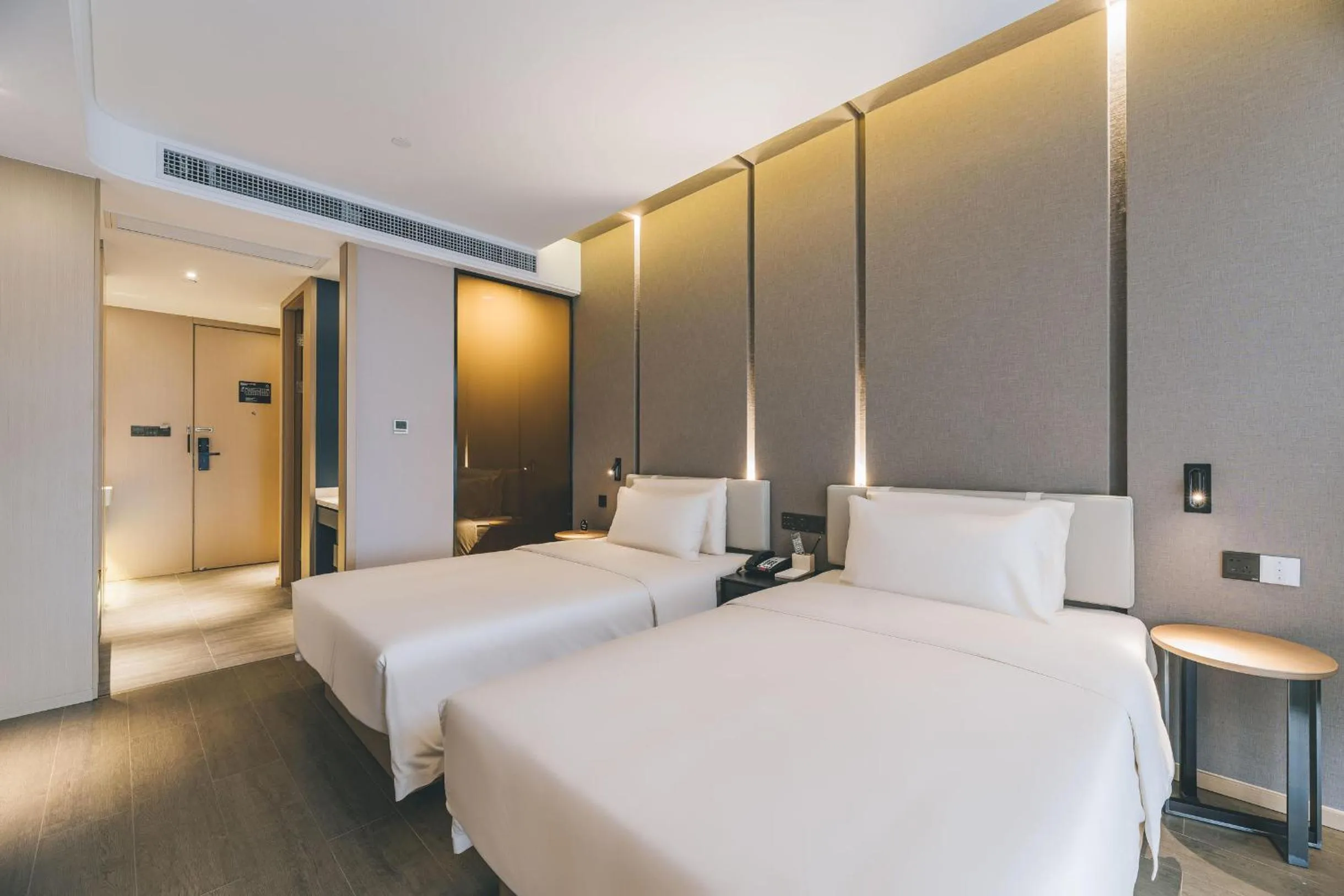 Bed in Atour Hotel Ningbo Sanjiangkou Bund Book City