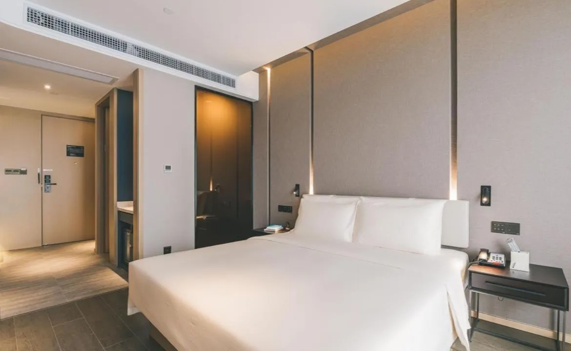 Bed in Atour Hotel Ningbo Sanjiangkou Bund Book City