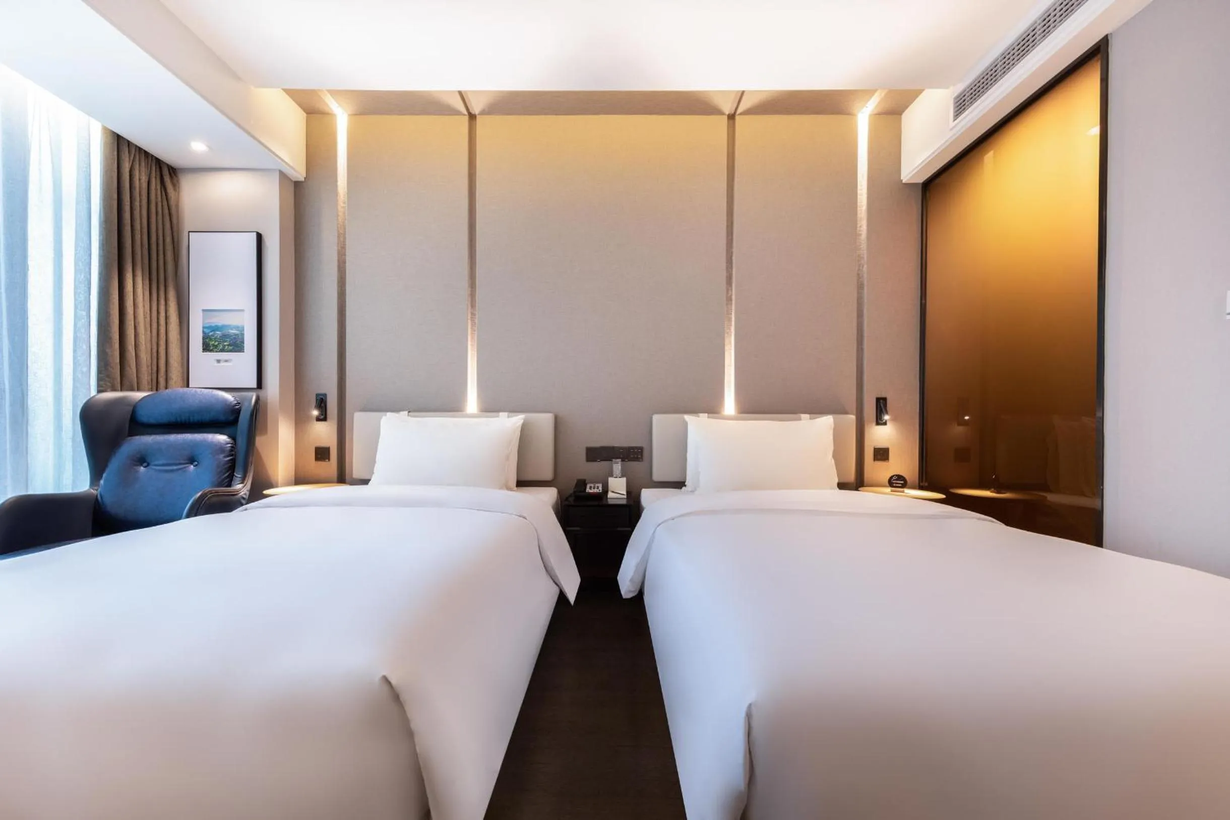 Bed in Atour Hotel Ningbo Sanjiangkou Bund Book City