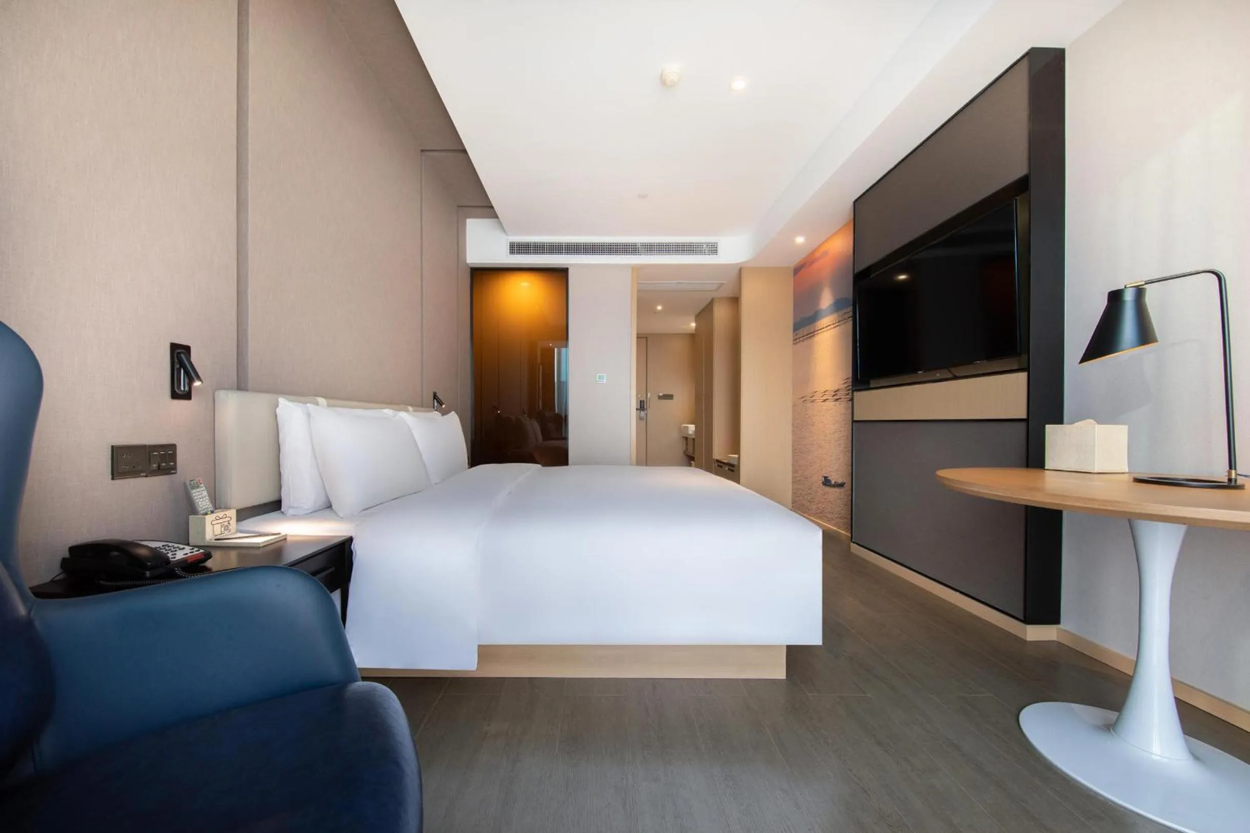 Bed in Atour Hotel Ningbo Sanjiangkou Bund Book City