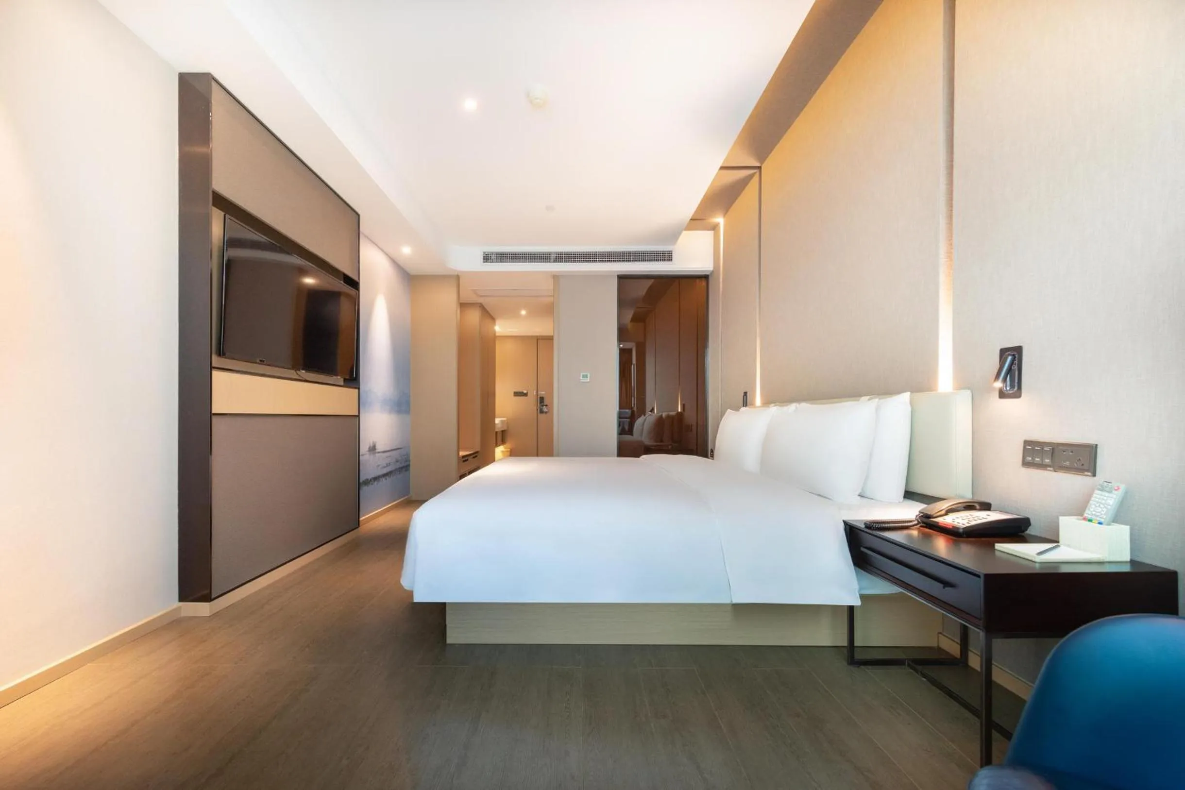Bed in Atour Hotel Ningbo Sanjiangkou Bund Book City