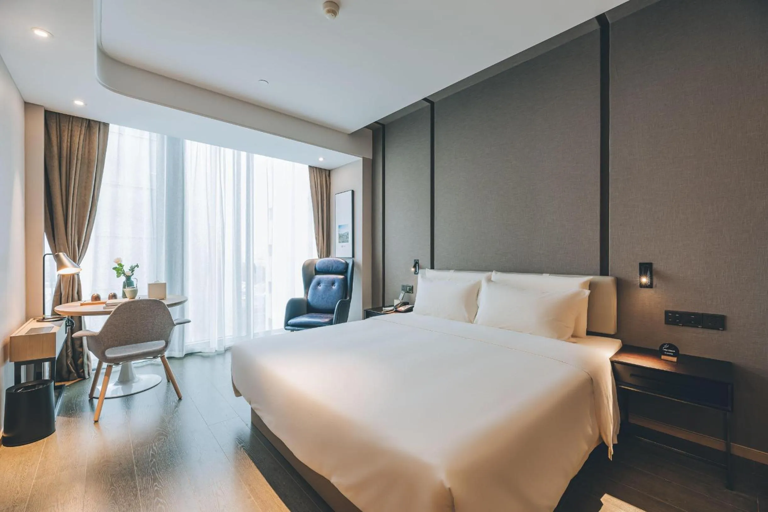 Bed in Atour Hotel Ningbo Sanjiangkou Bund Book City