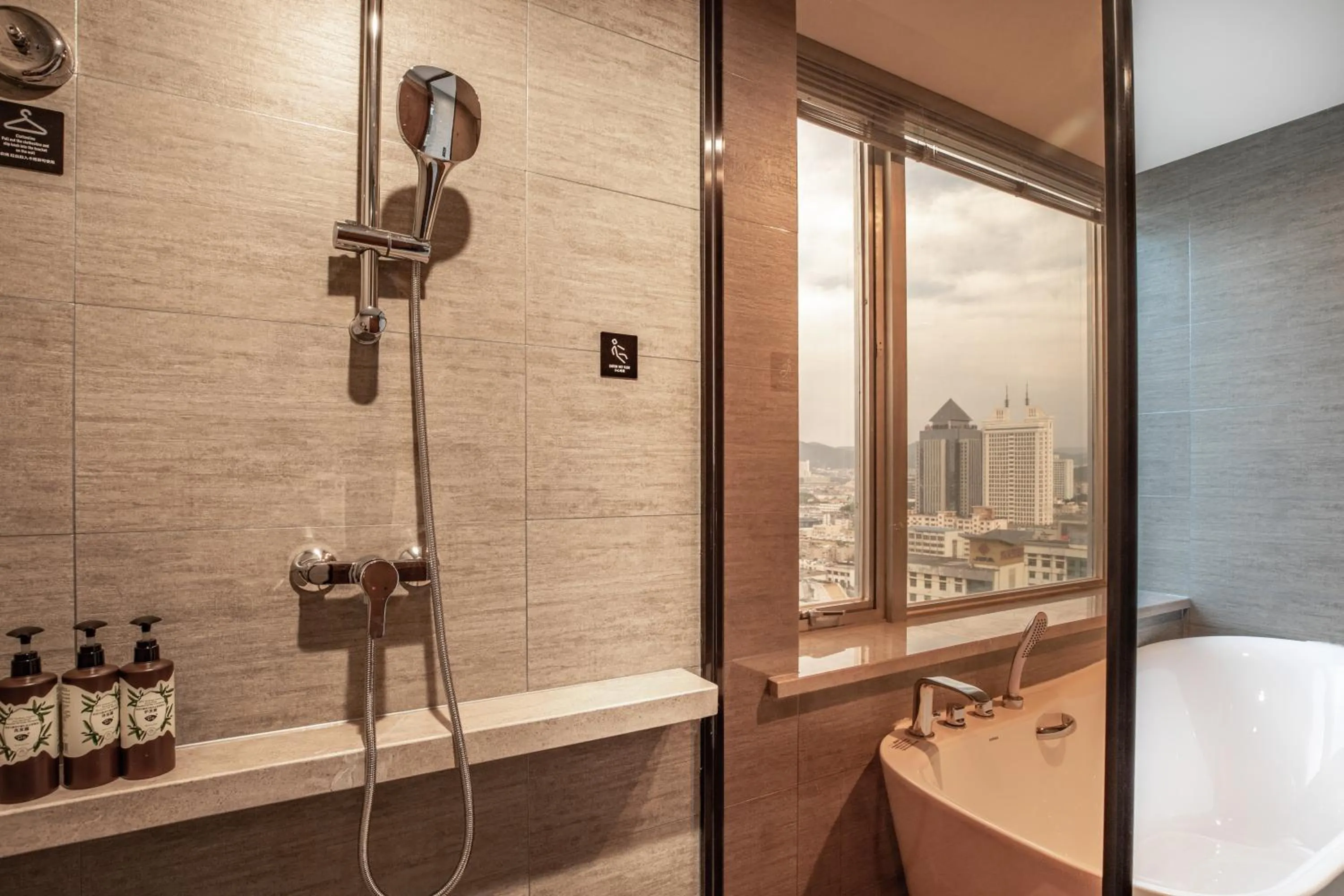 Shower in Atour Hotel Jinan Grand View Garden