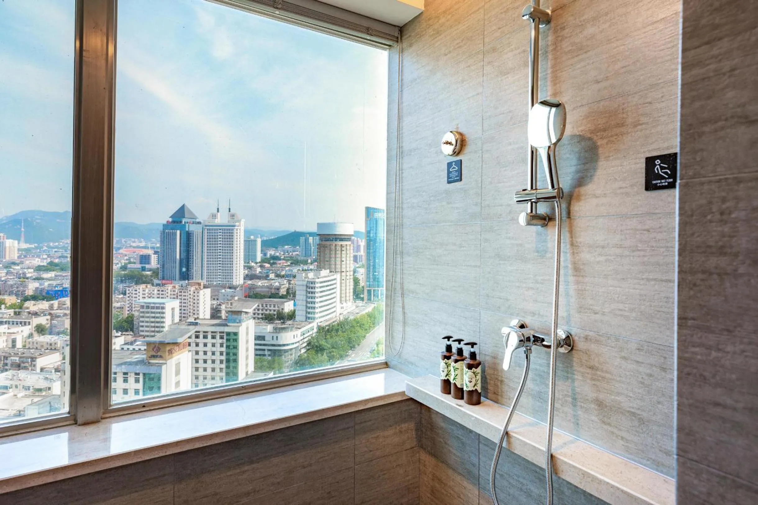 Shower in Atour Hotel Jinan Grand View Garden